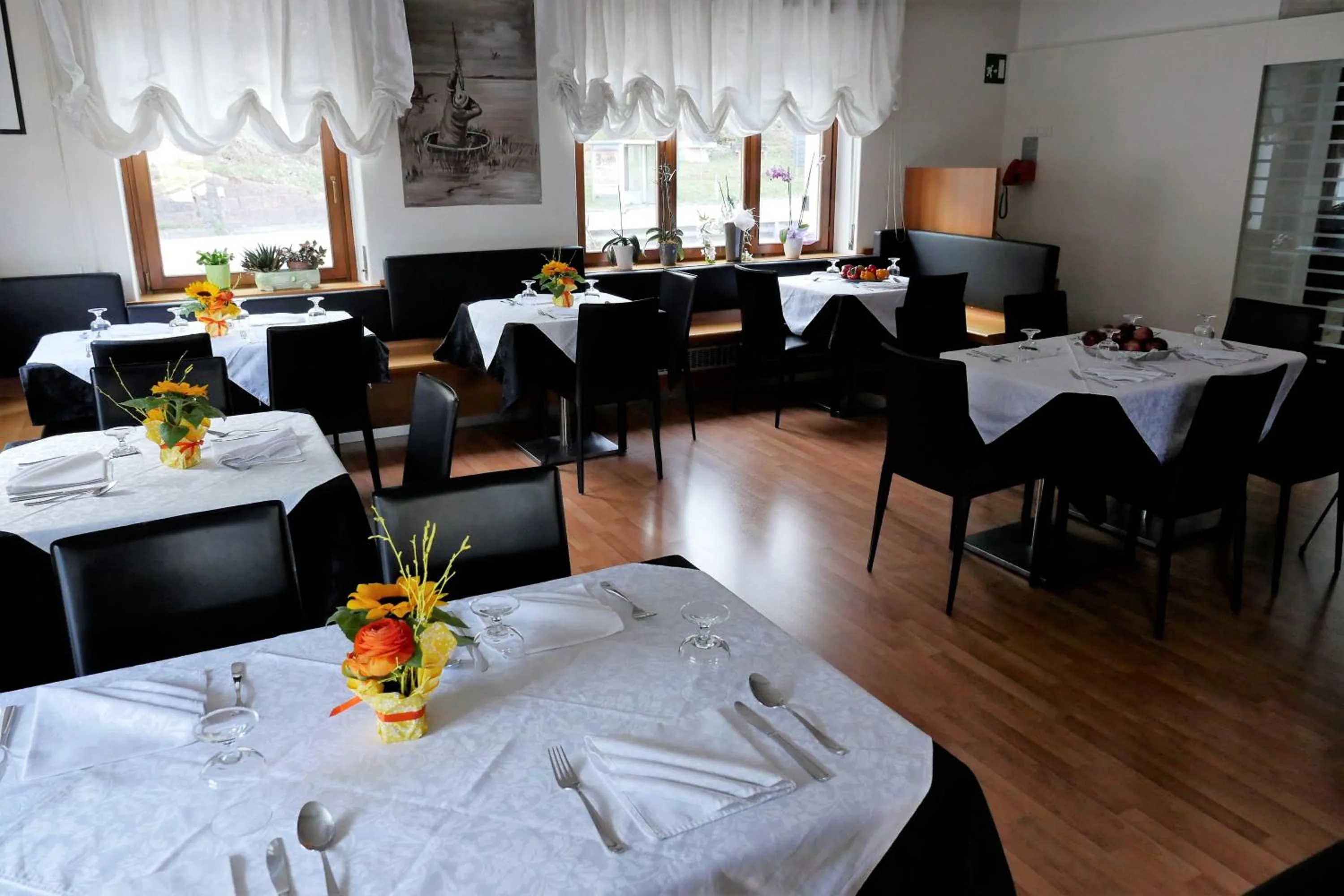 Restaurant/places to eat in Albergo De March