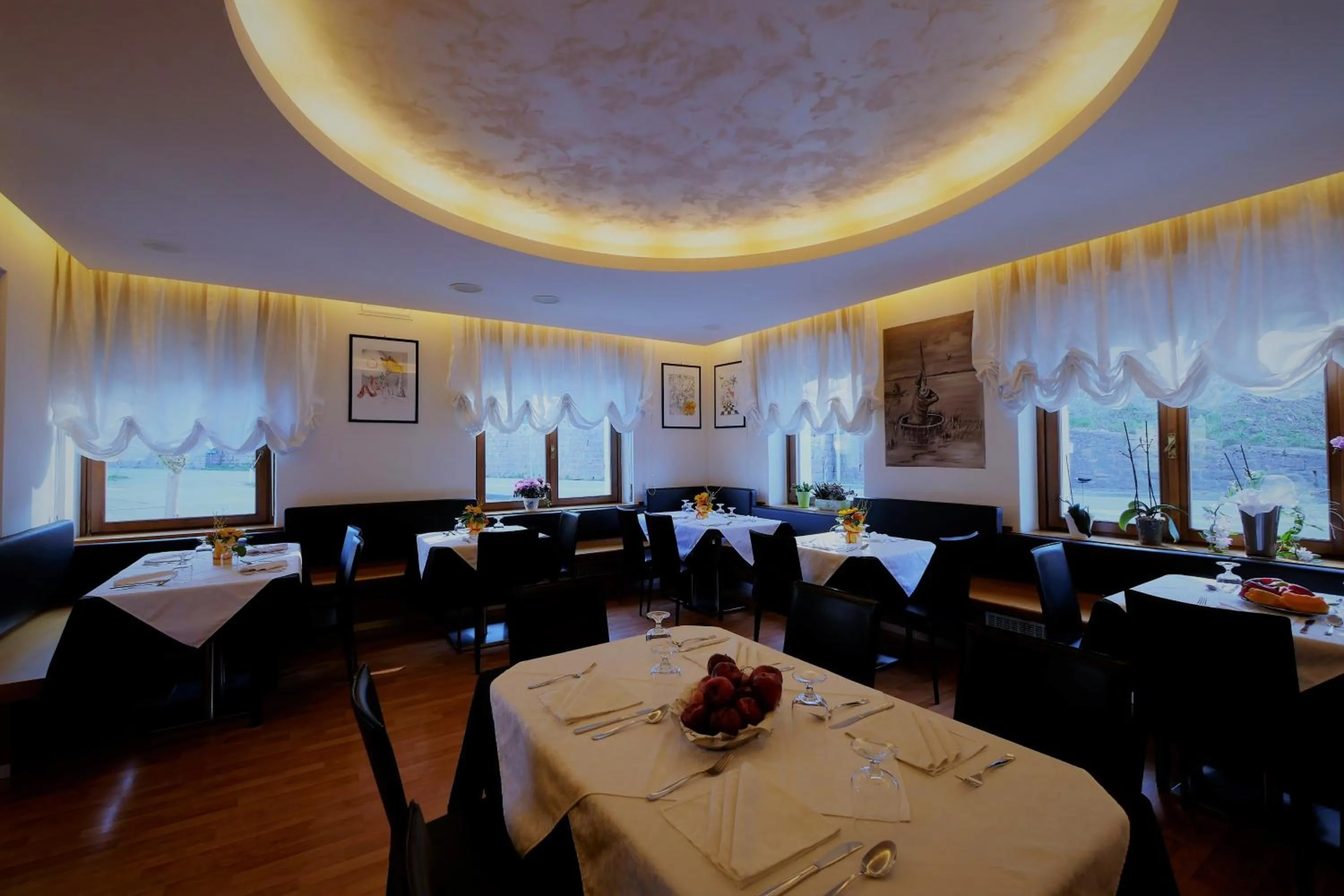 Restaurant/places to eat in Albergo De March