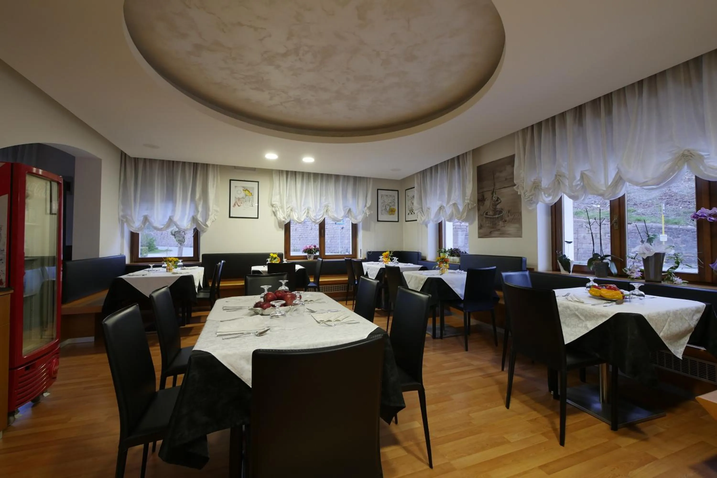 Restaurant/places to eat in Albergo De March