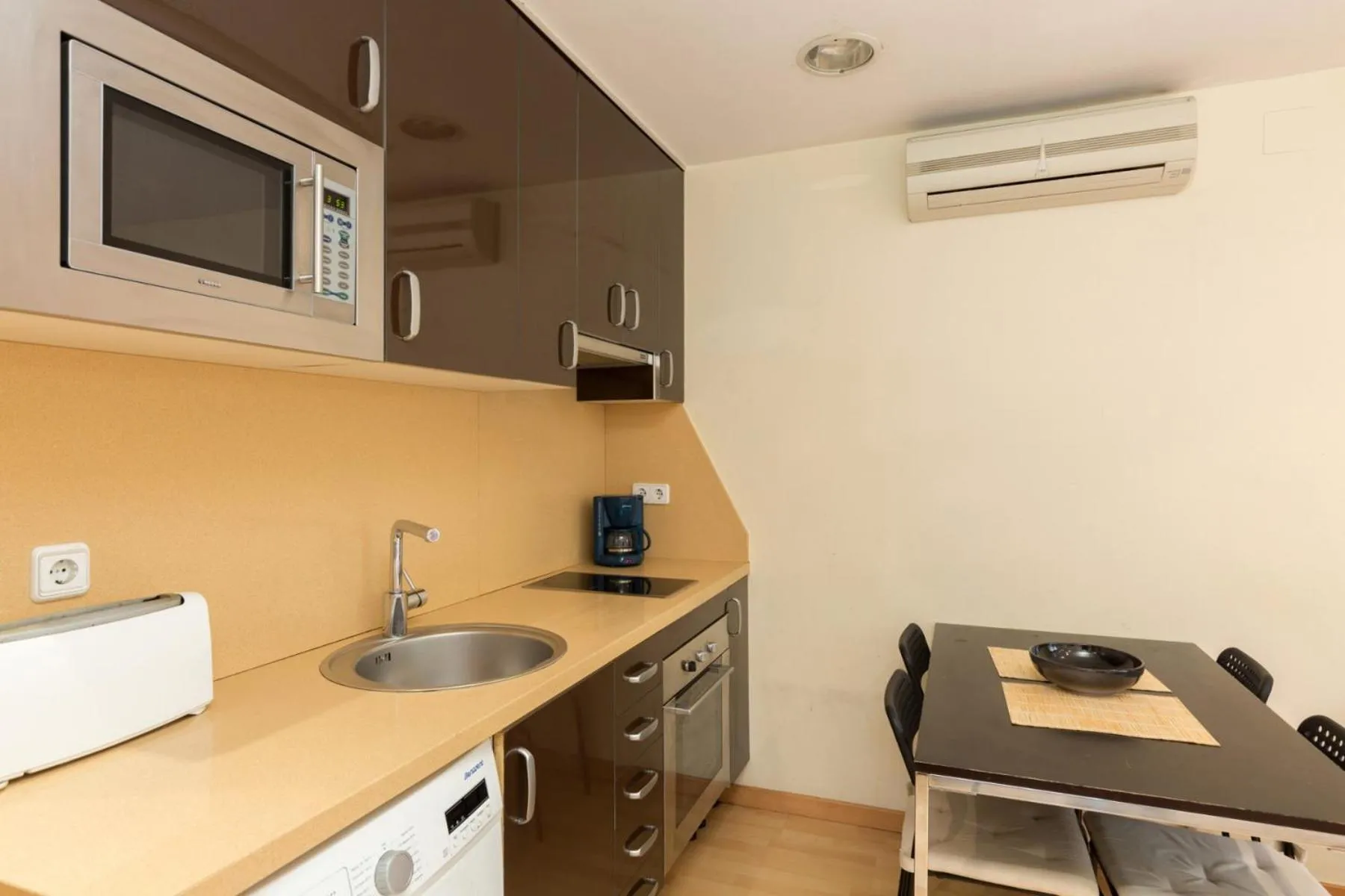 Kitchen or kitchenette in ApartEasy - Sant Antoni Market