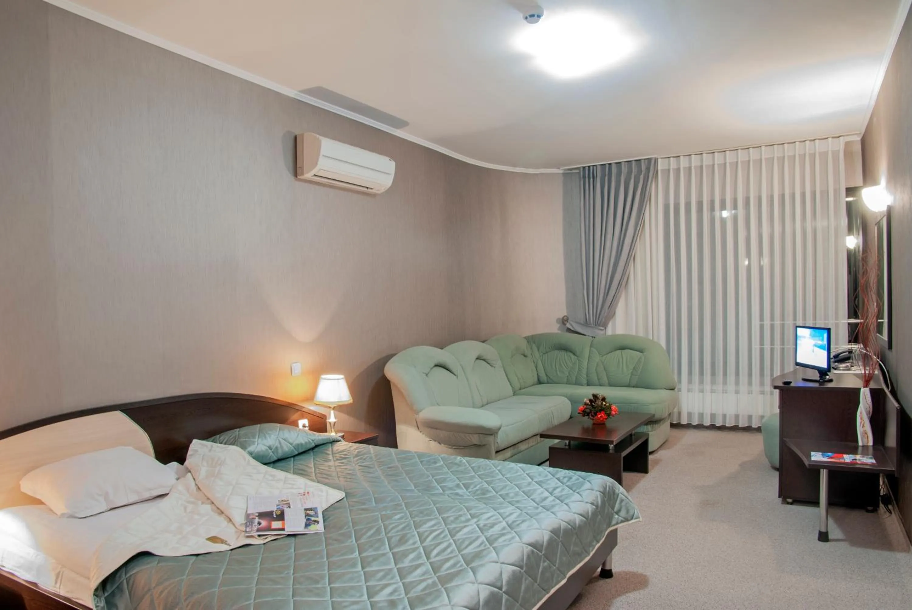 Photo of the whole room, Bed in Luxor Hotel