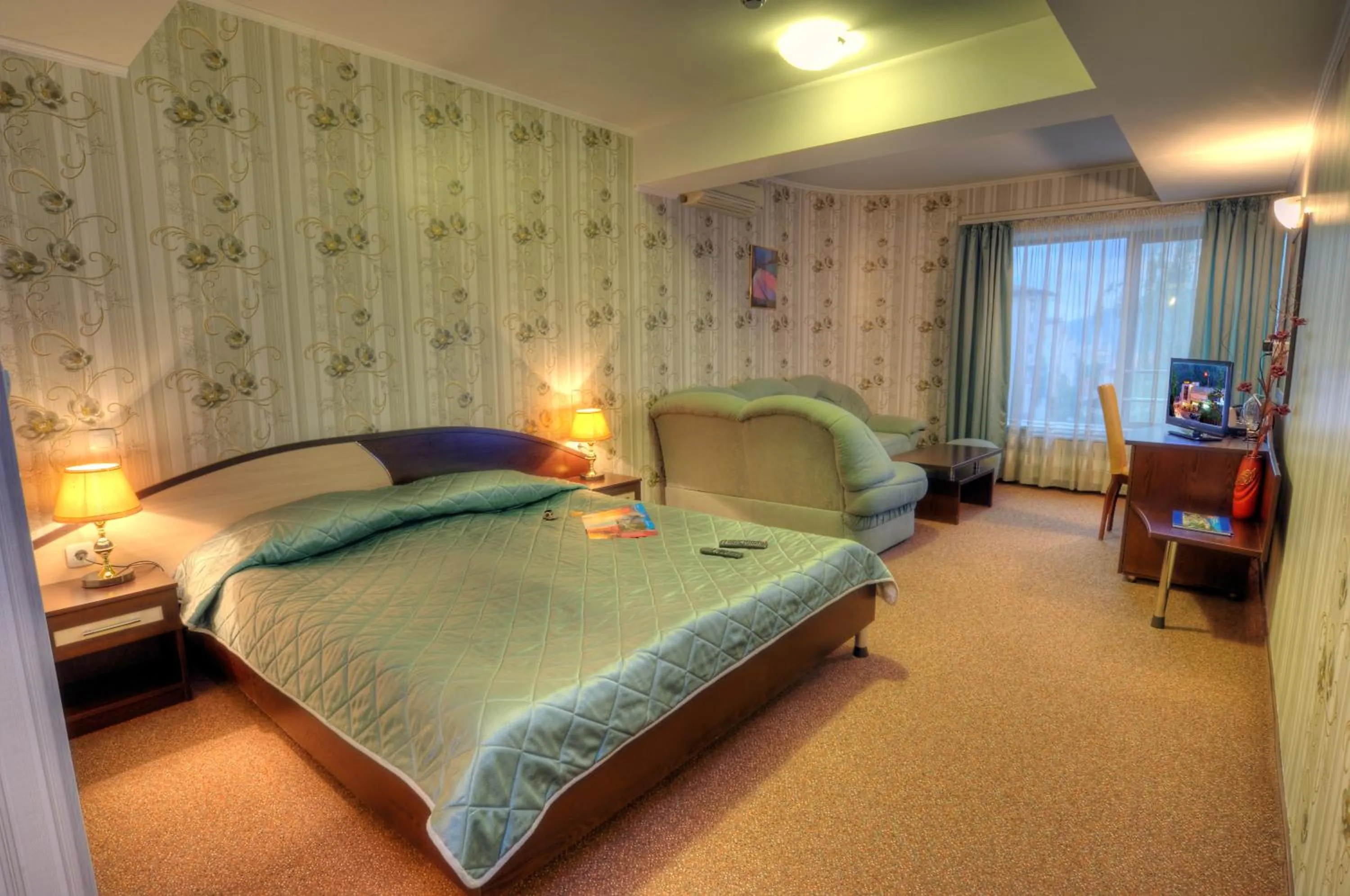 Photo of the whole room, Bed in Luxor Hotel