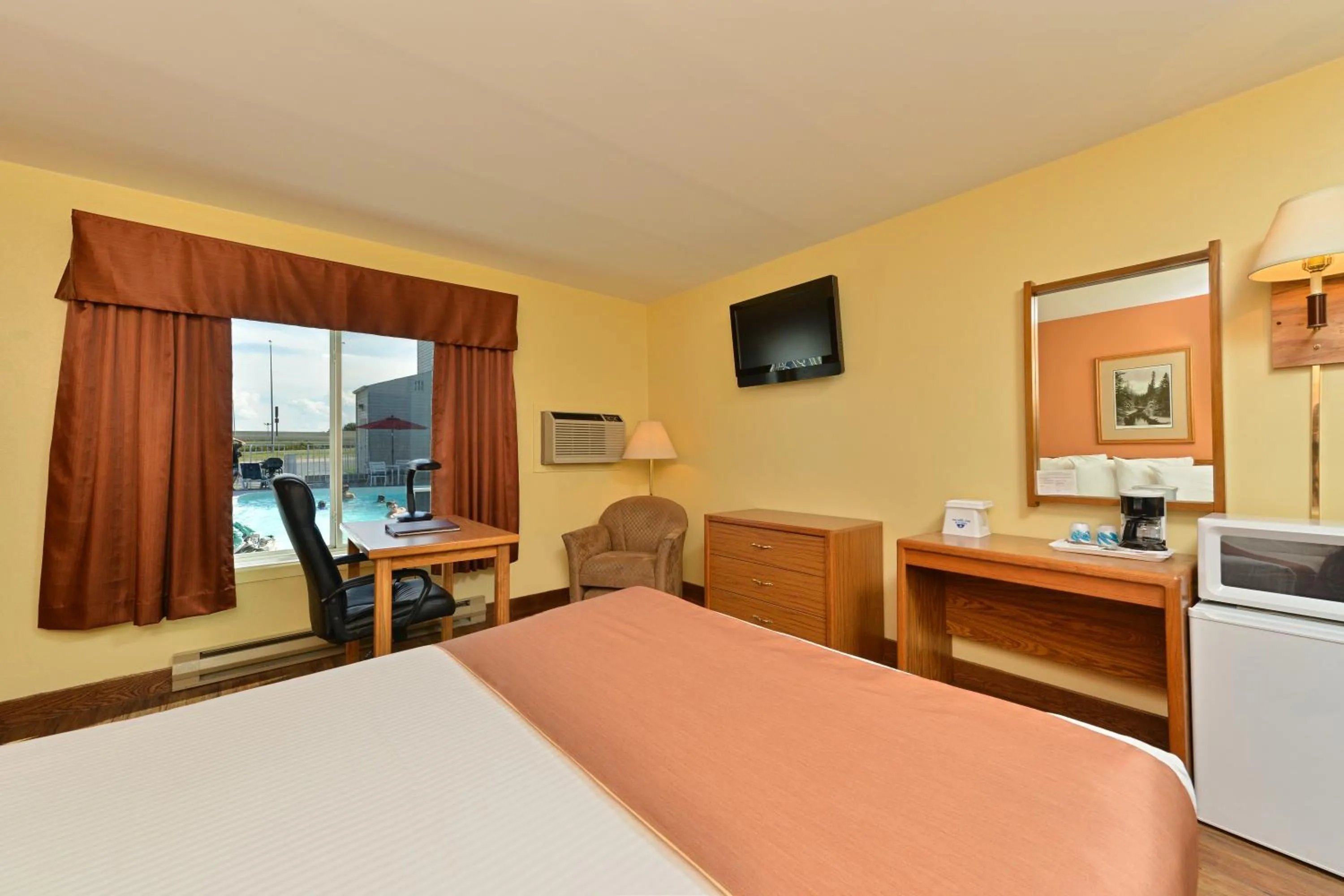 Bedroom, Bed in Super 8 by Wyndham Rapid City