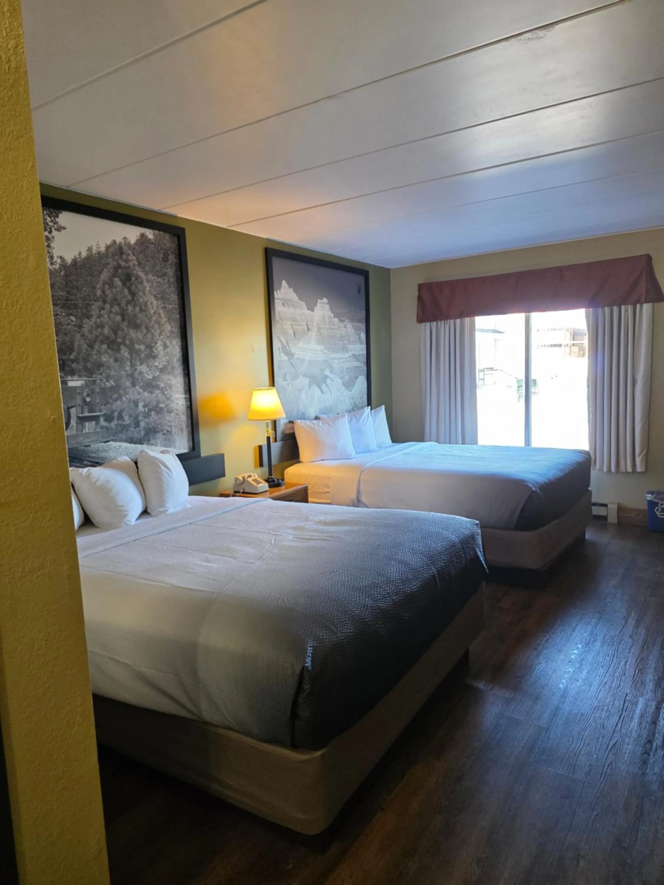 Bedroom, Bed in Super 8 by Wyndham Rapid City