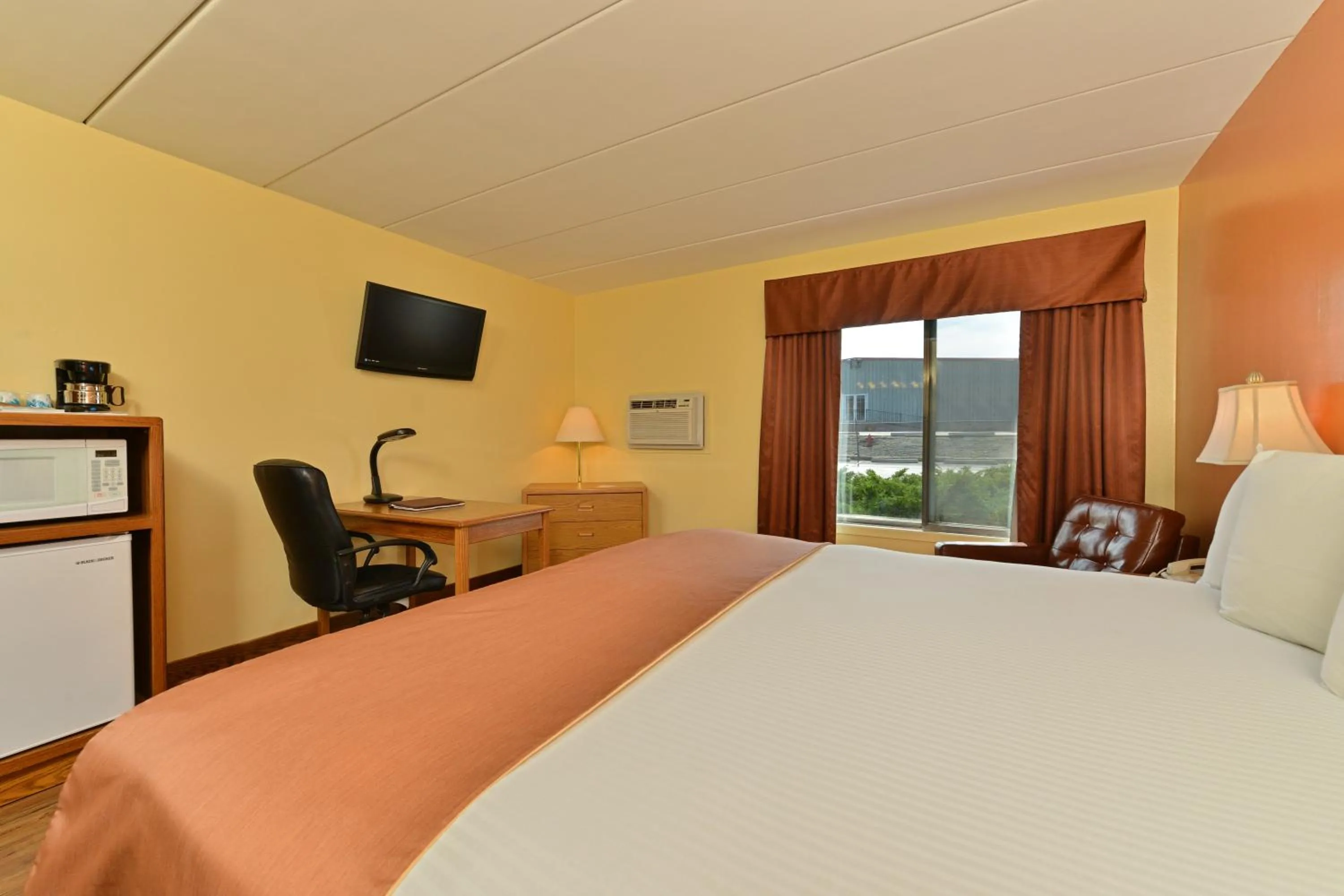 Bedroom, Bed in Super 8 by Wyndham Rapid City