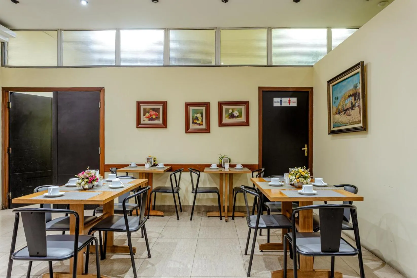 Restaurant/places to eat in Daher Center Hotel