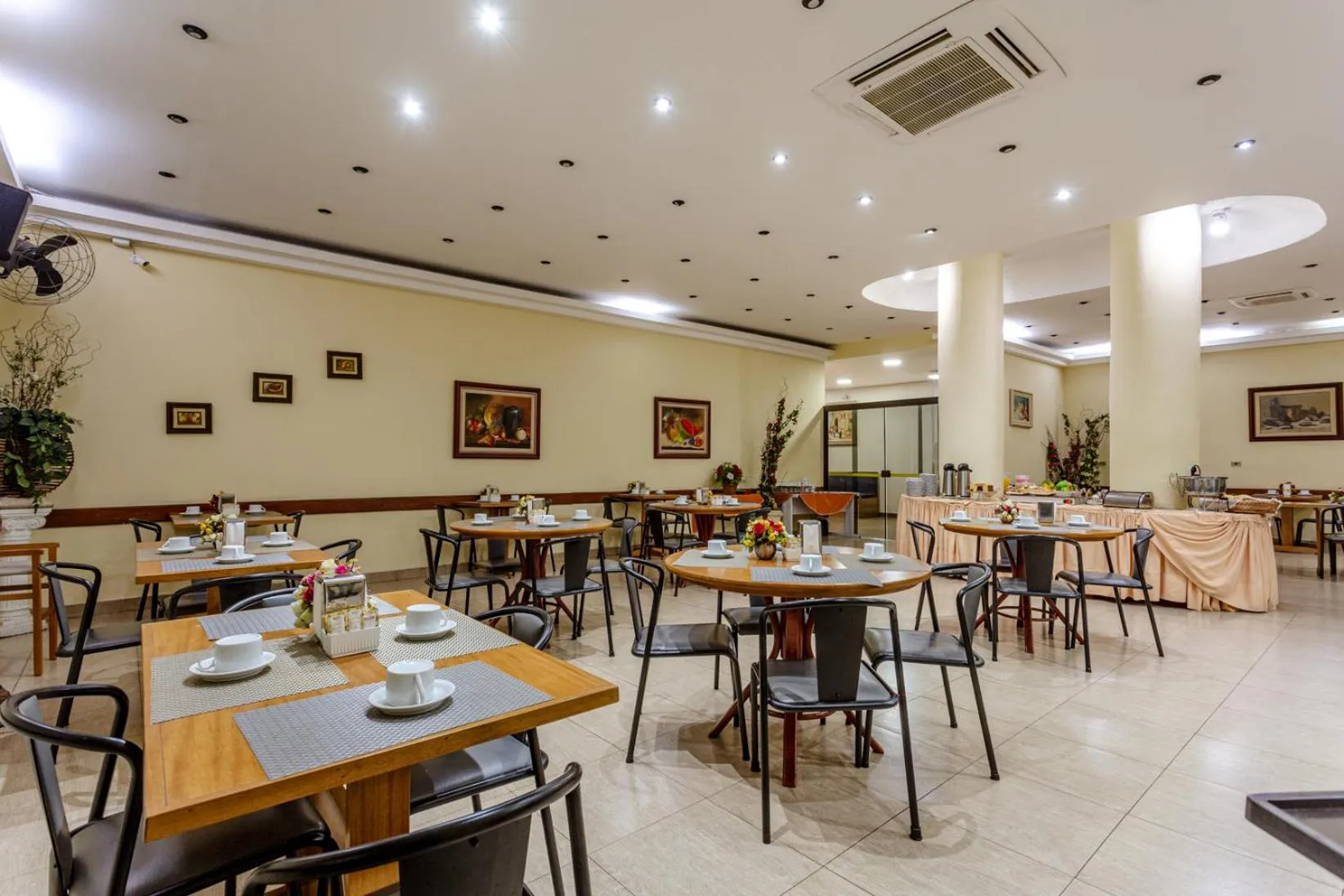 Restaurant/places to eat in Daher Center Hotel