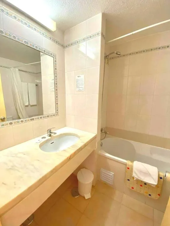 Bathroom in Apartamentos Edificio Albufeira - Alojamento Local