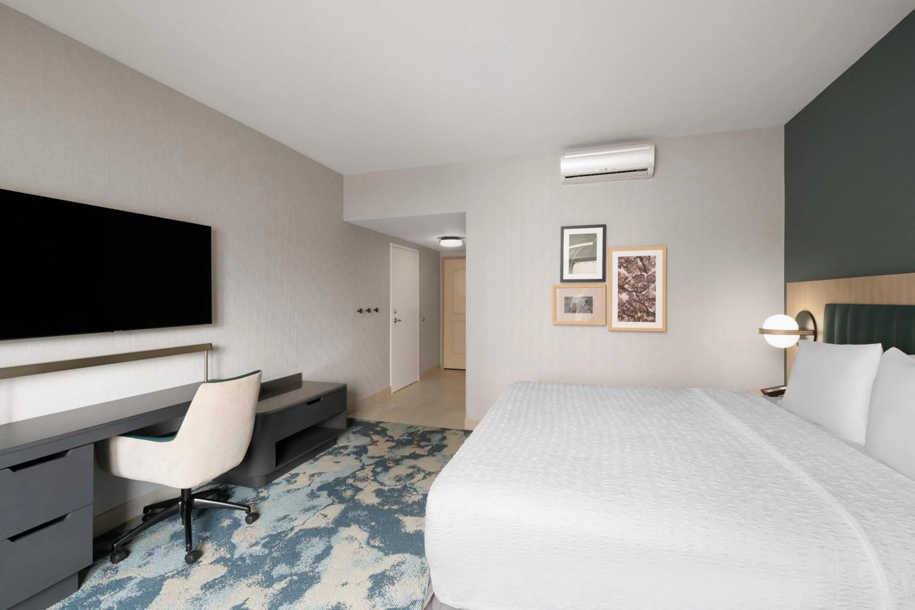 Bed in Hampton Inn & Suites Oakland Airport-Alameda