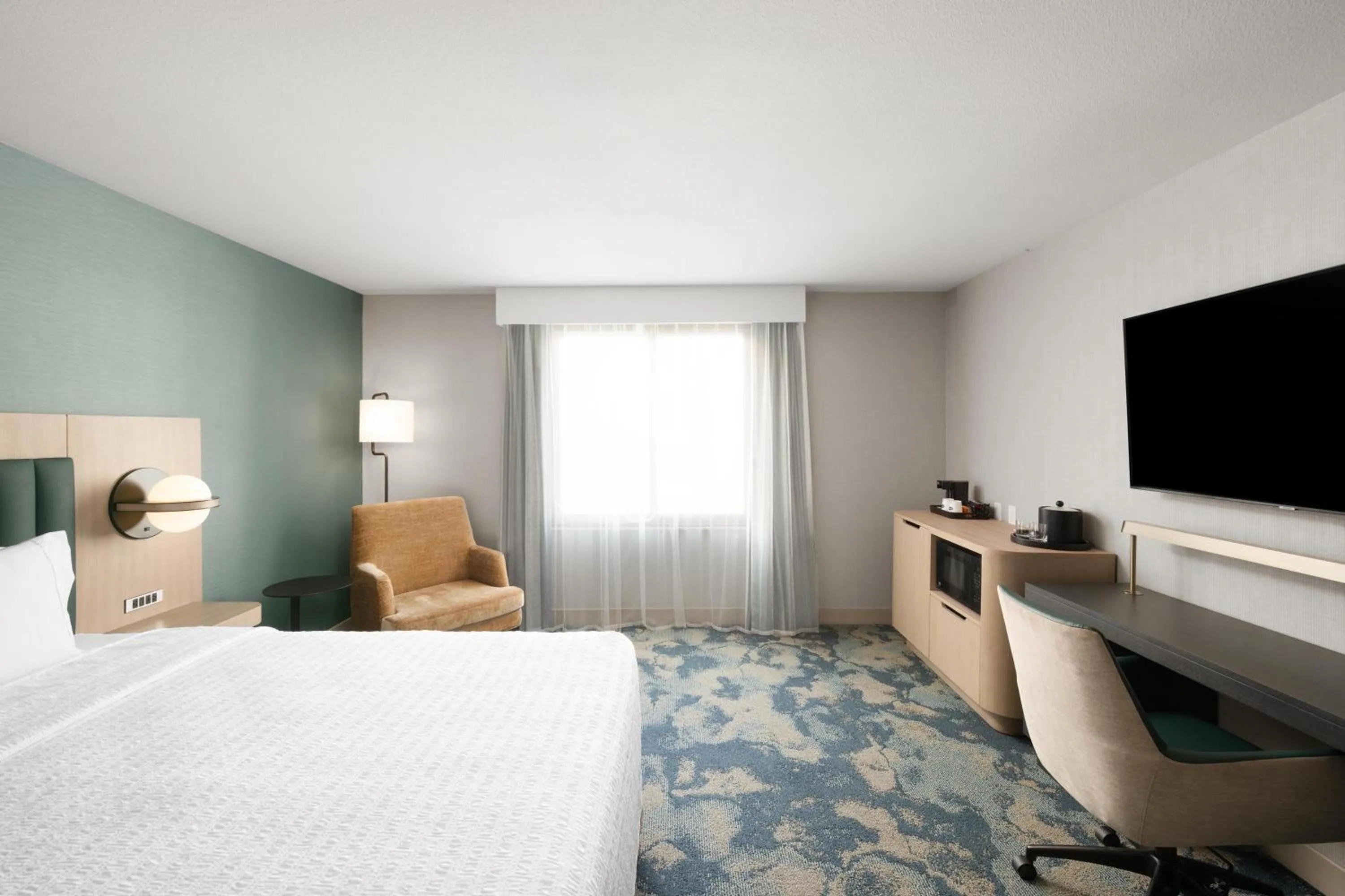 Bed in Hampton Inn & Suites Oakland Airport-Alameda