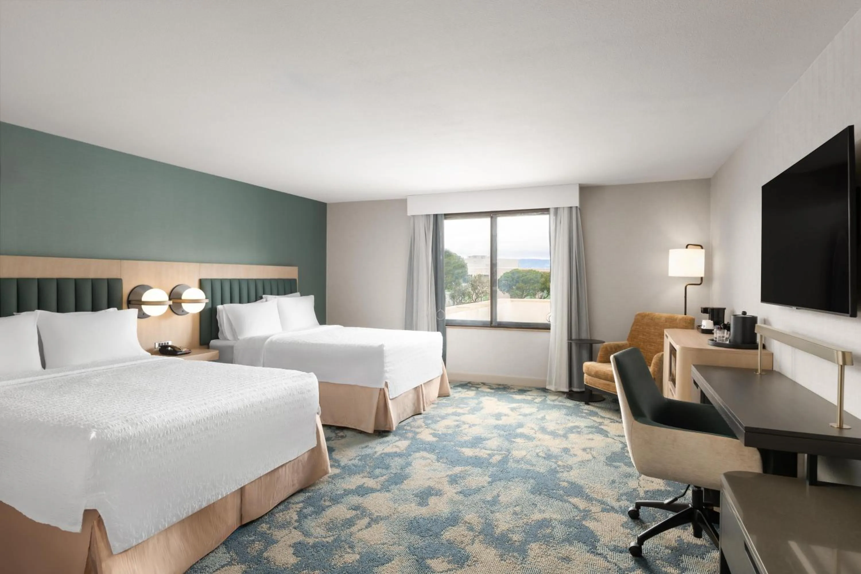 Bed in Hampton Inn & Suites Oakland Airport-Alameda