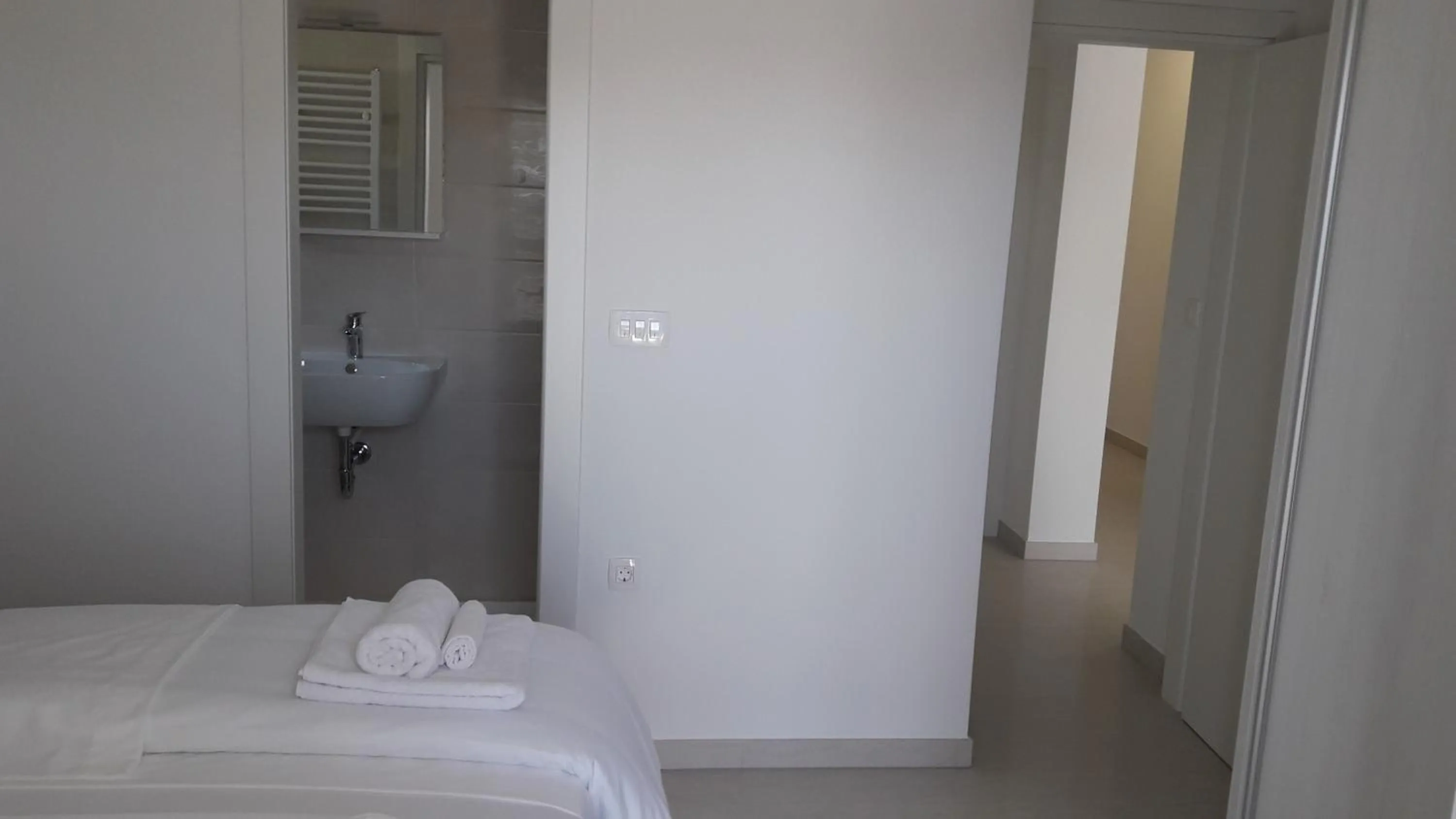 Bathroom, Bed in Villa-Apartments Karmel