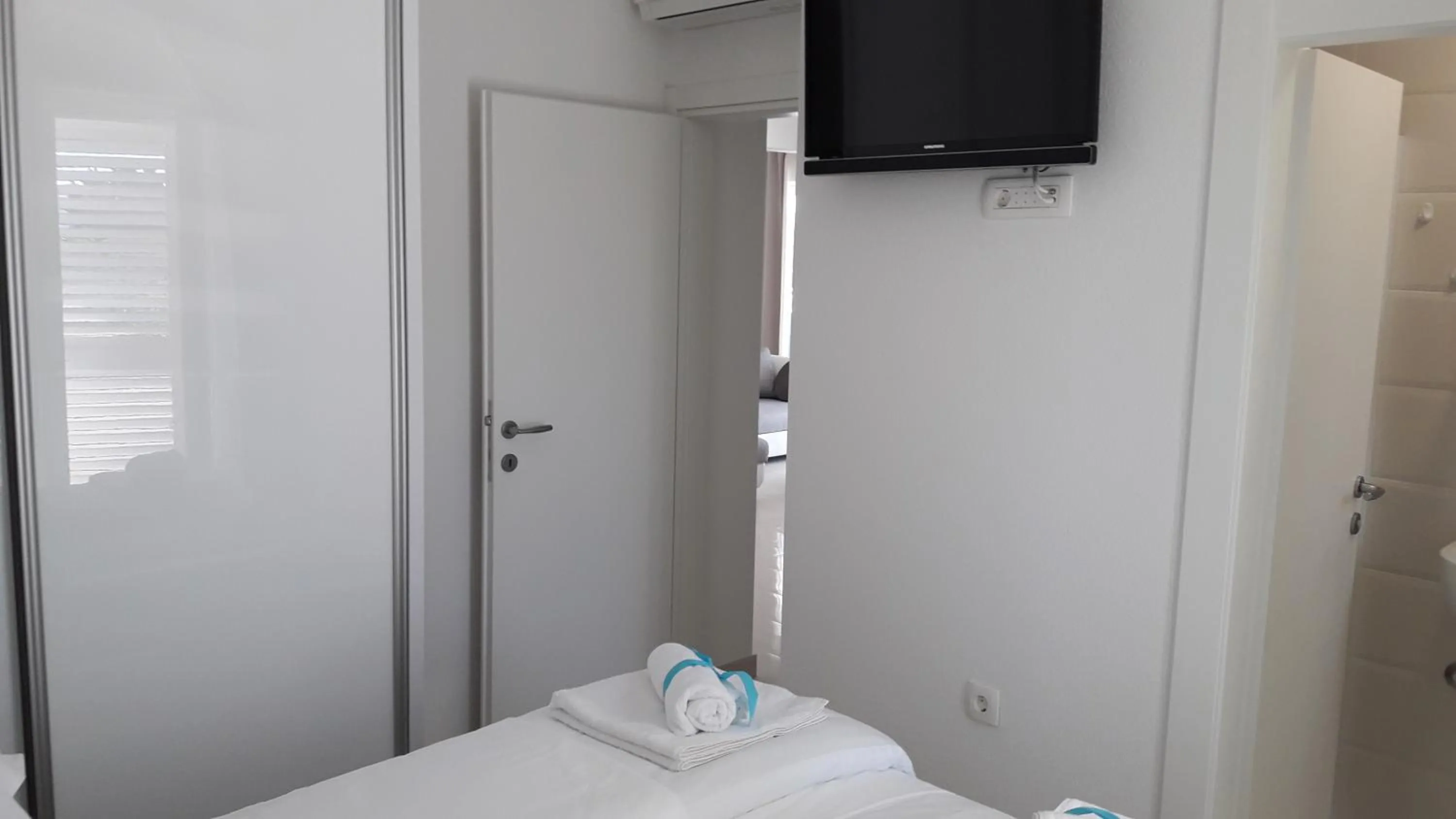Bathroom, Bed in Villa-Apartments Karmel