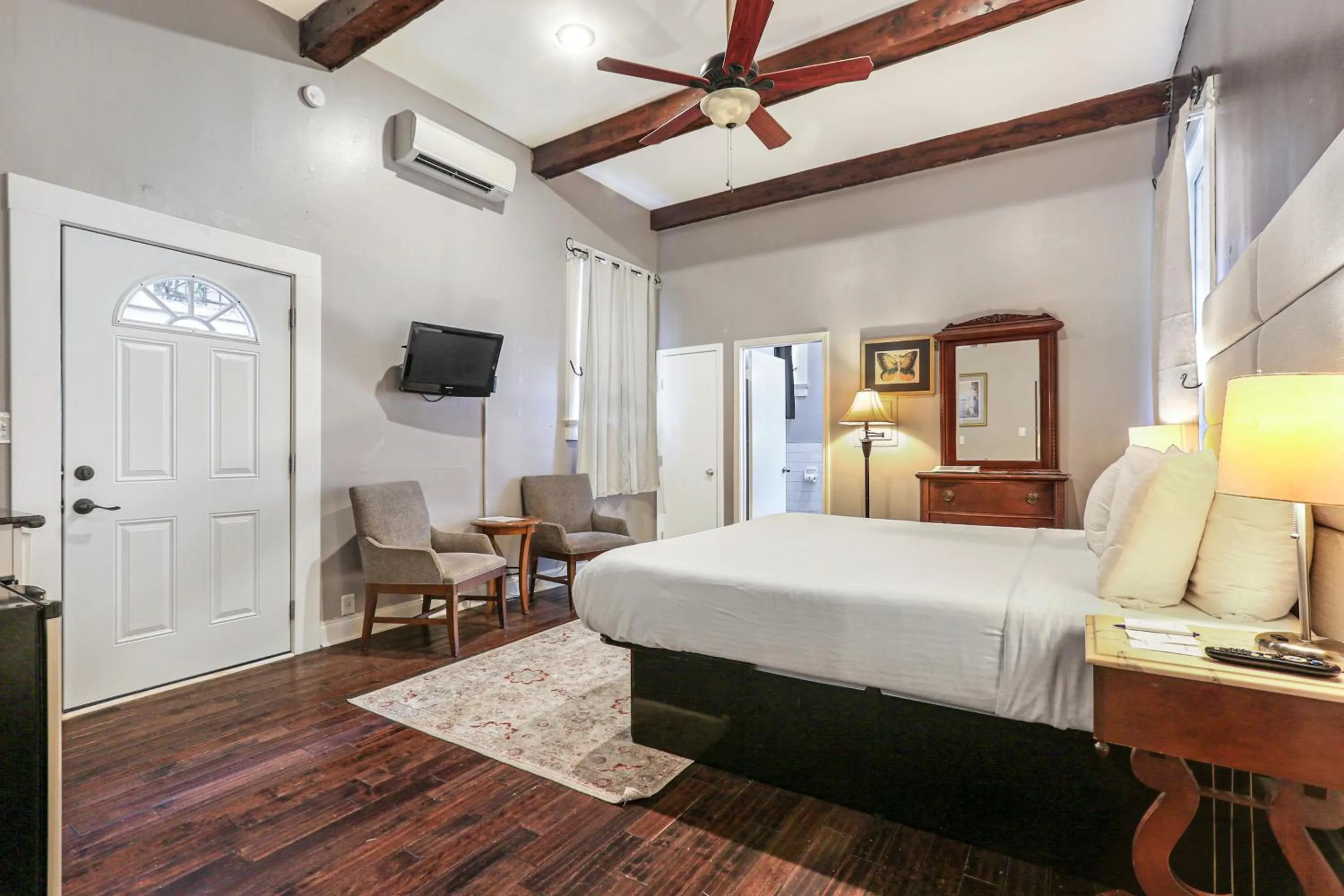 Photo of the whole room, Bed in Rathbone Mansions New Orleans