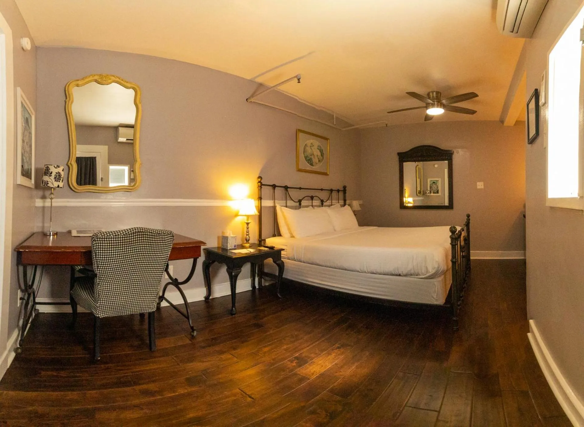 Photo of the whole room, Bed in Rathbone Mansions New Orleans