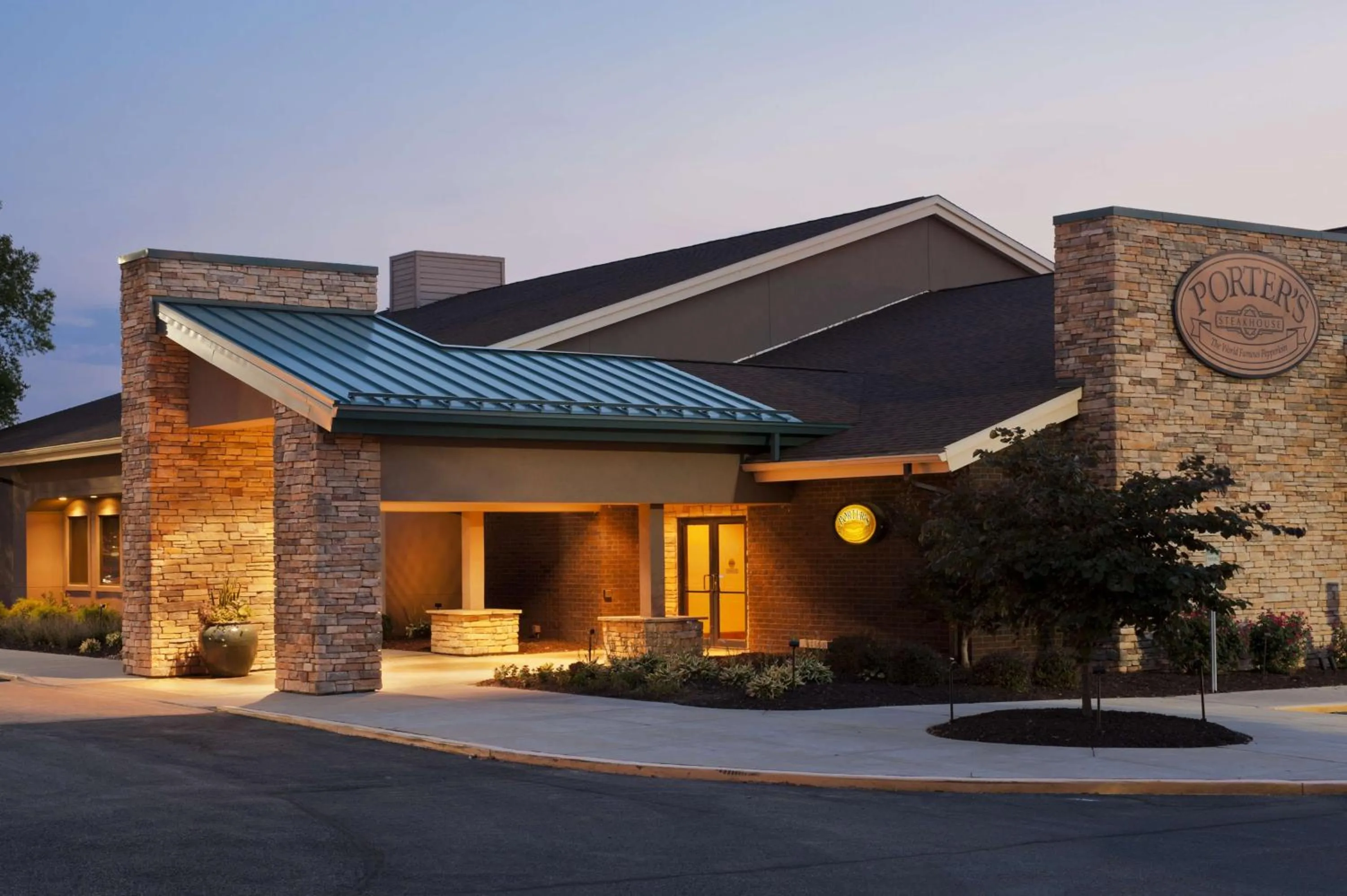 Restaurant/places to eat in DoubleTree by Hilton Collinsville/St.Louis