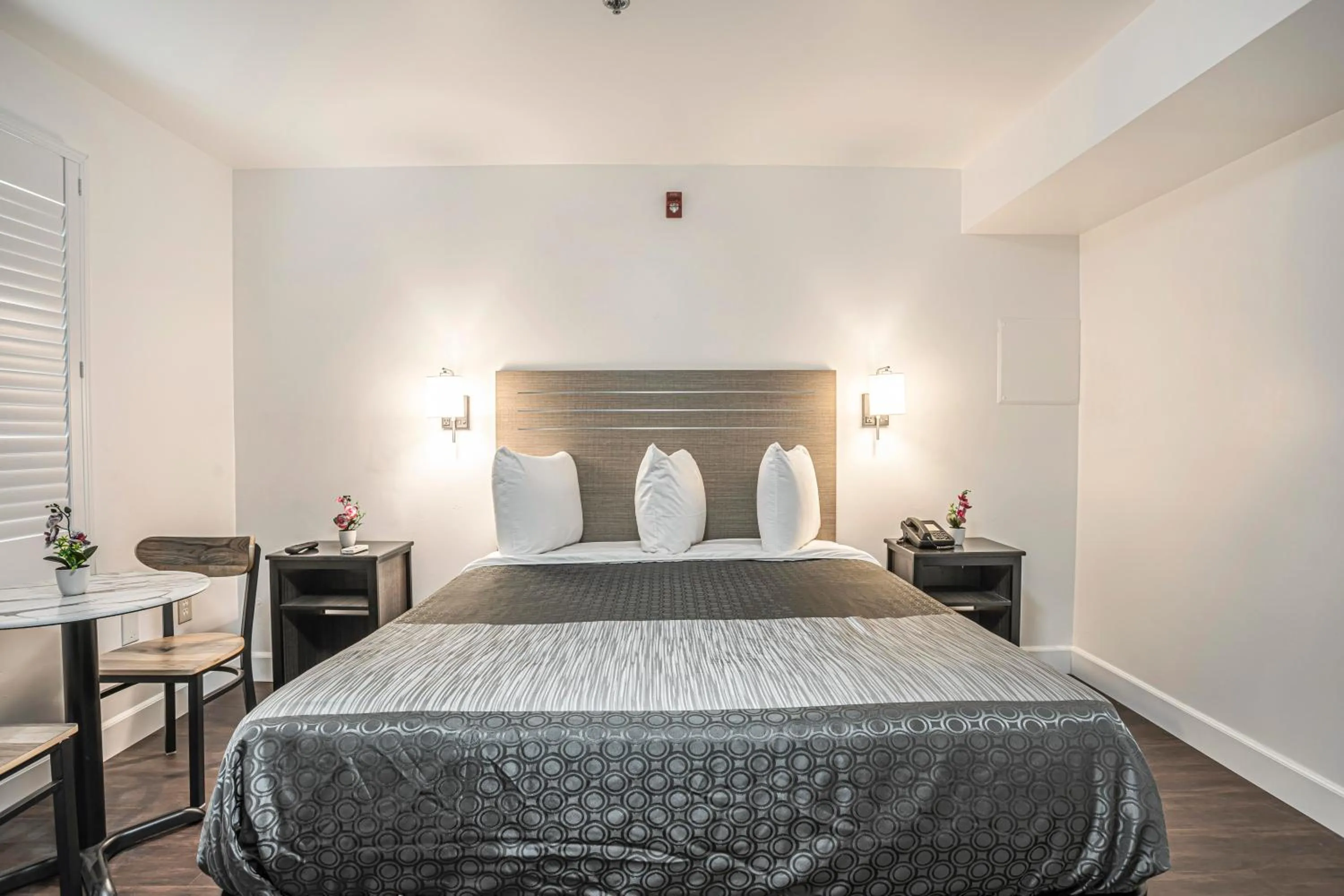 Guests, Bed in The Greens Hotel on Del Paso