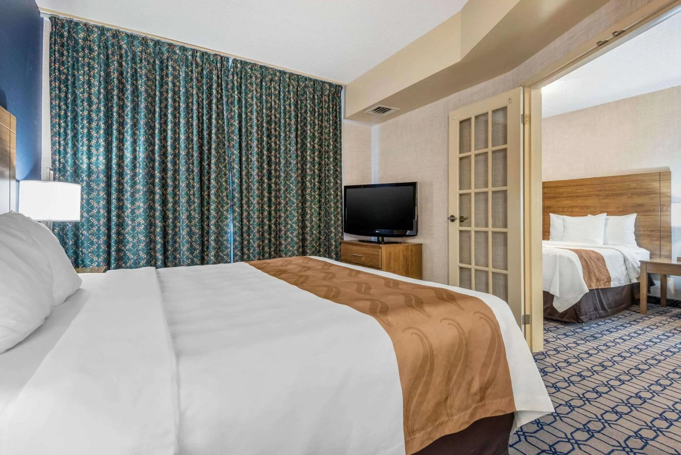 Bedroom, Bed in Quality Suites