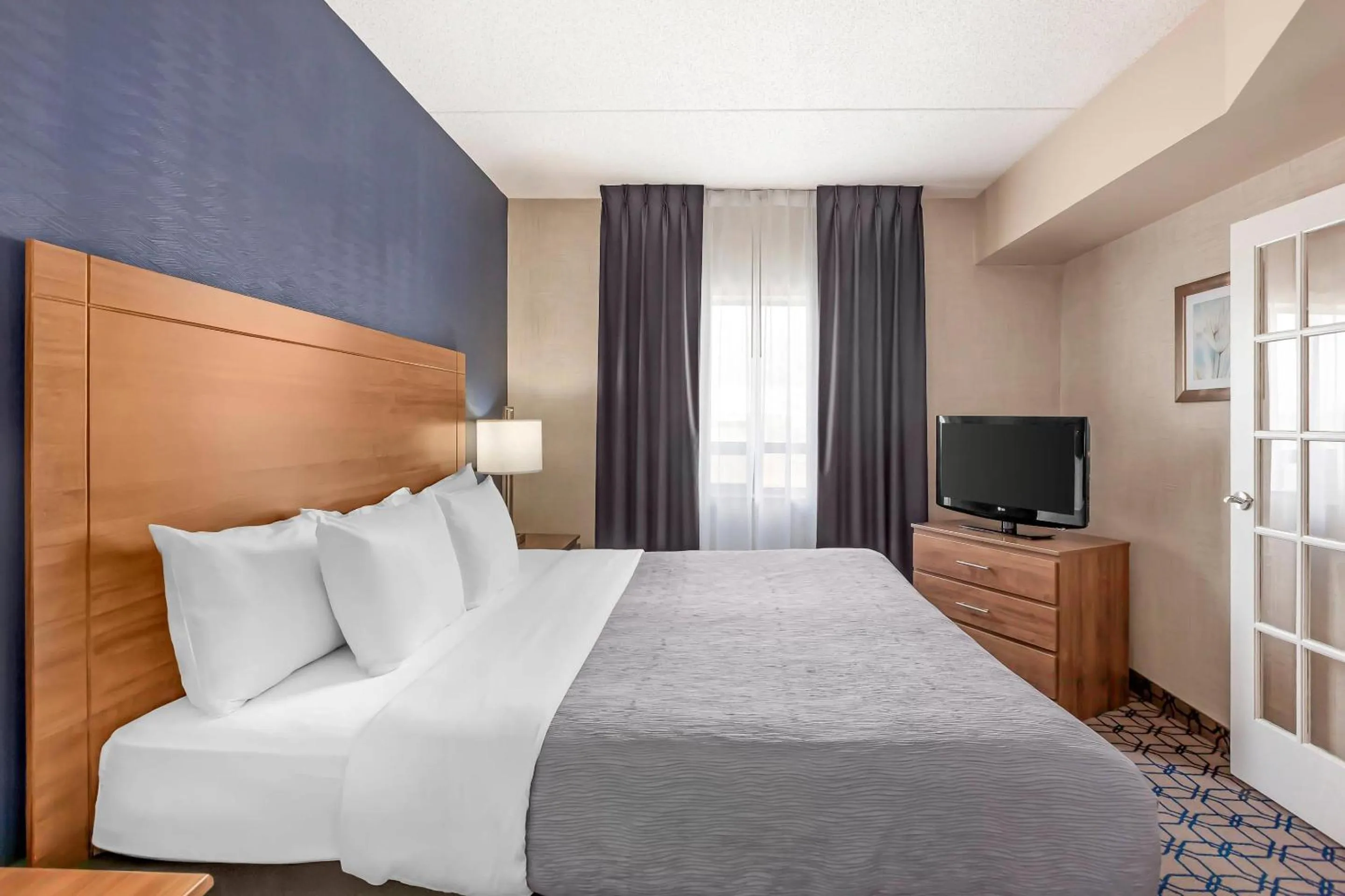 Bedroom, Bed in Quality Suites