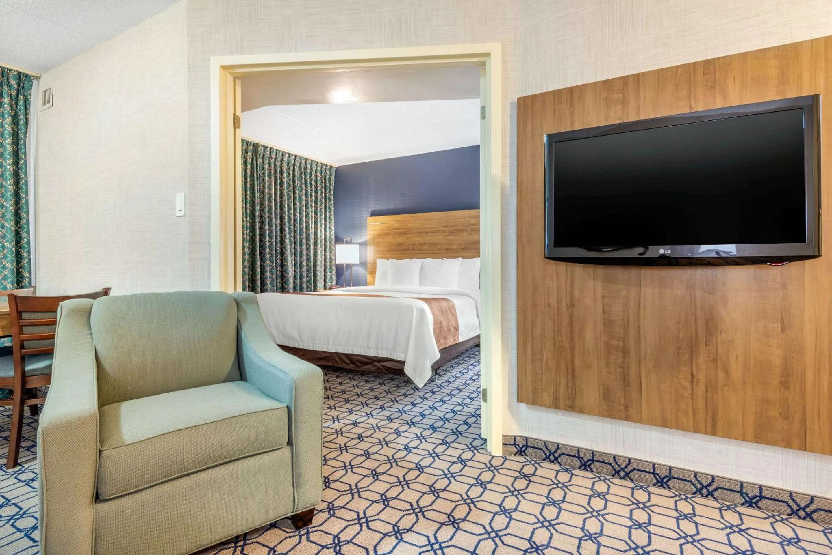 Bedroom, Bed in Quality Suites