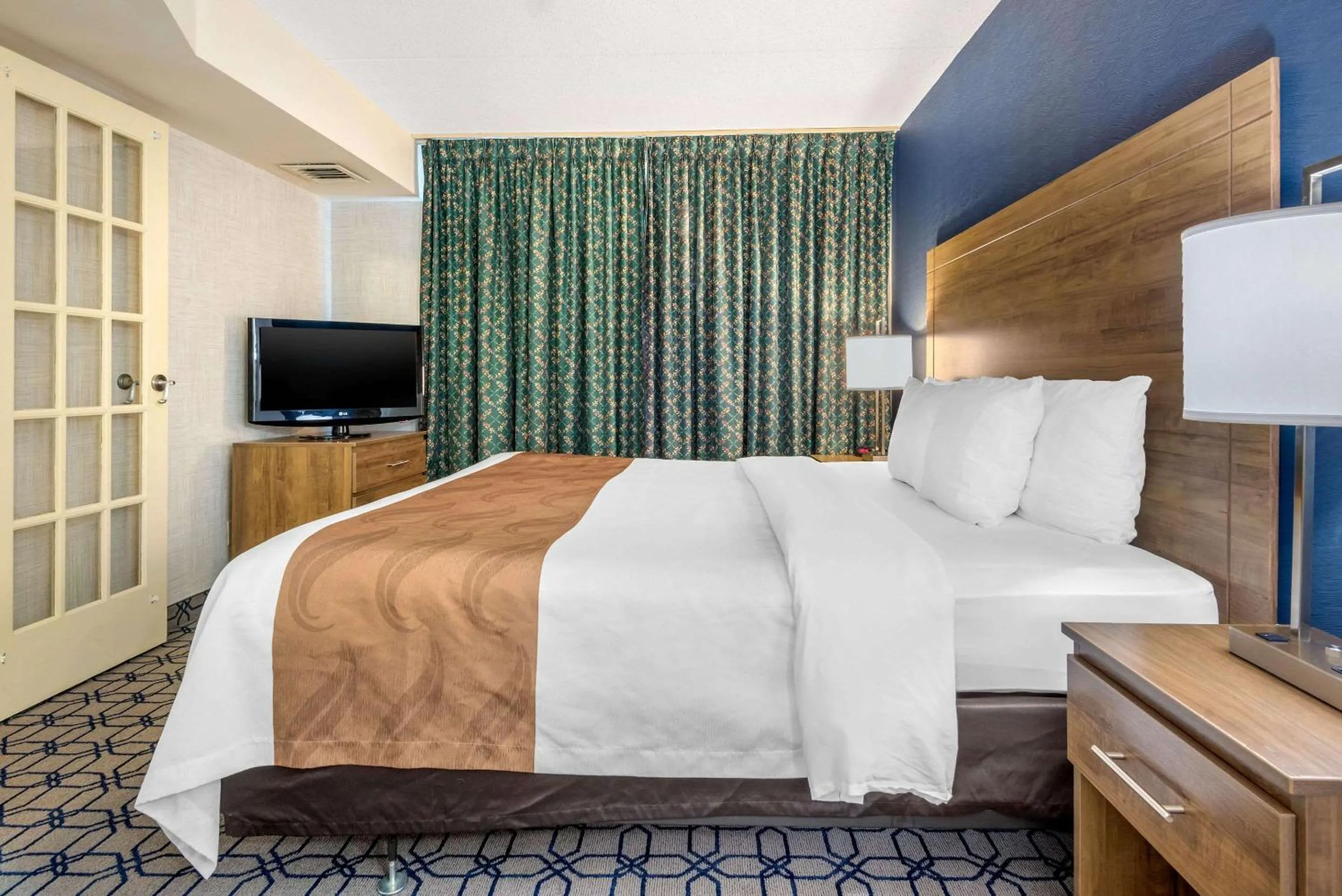 Bedroom, Bed in Quality Suites