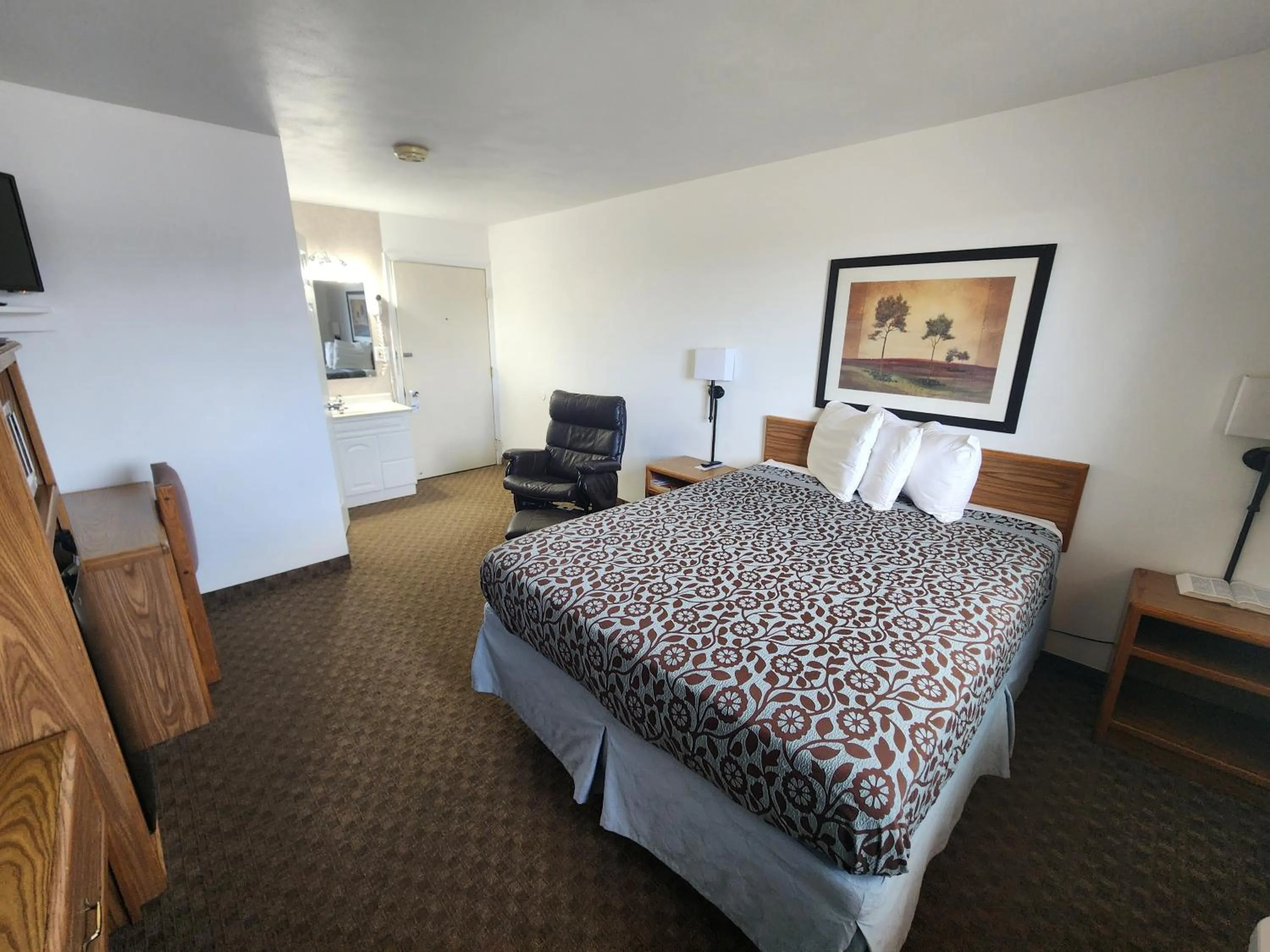 Bed in Lantern Motel