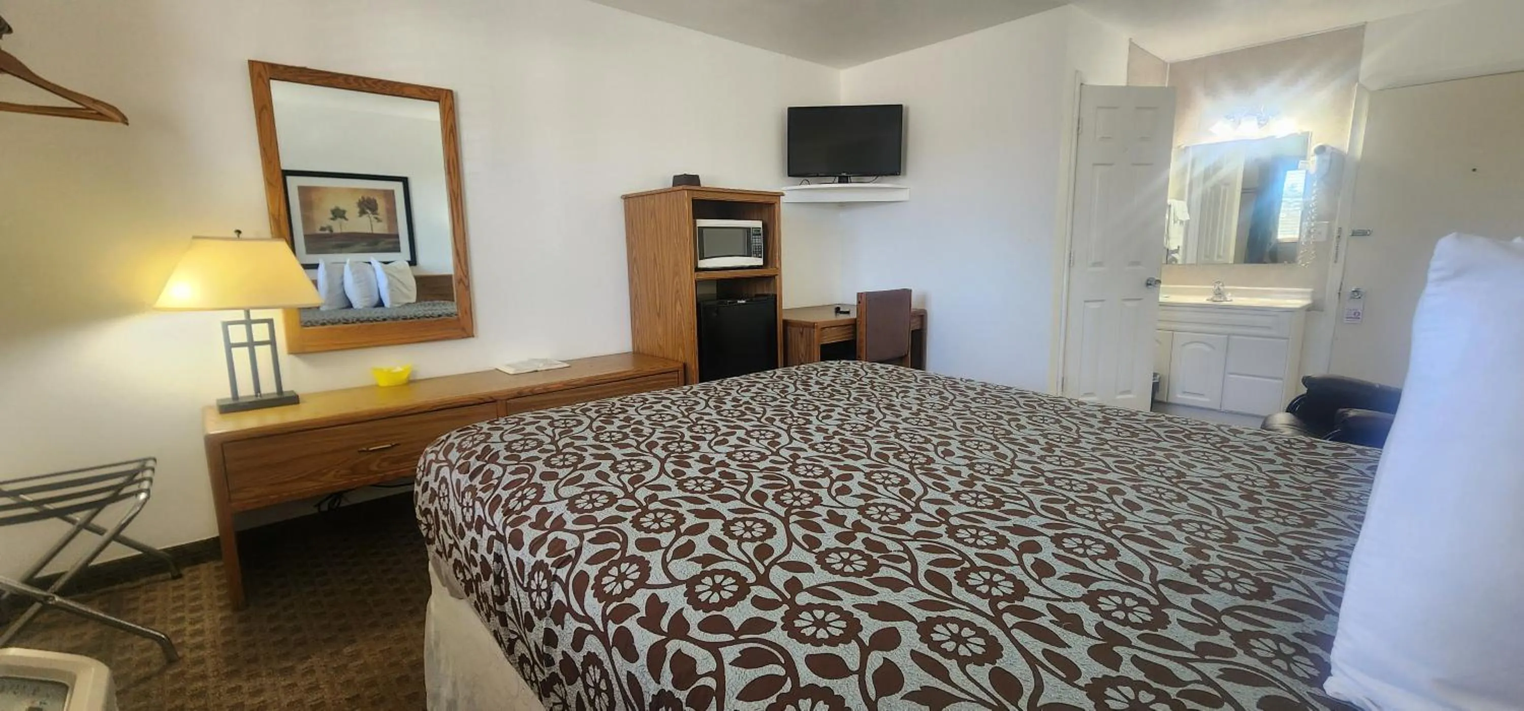 Bed in Lantern Motel