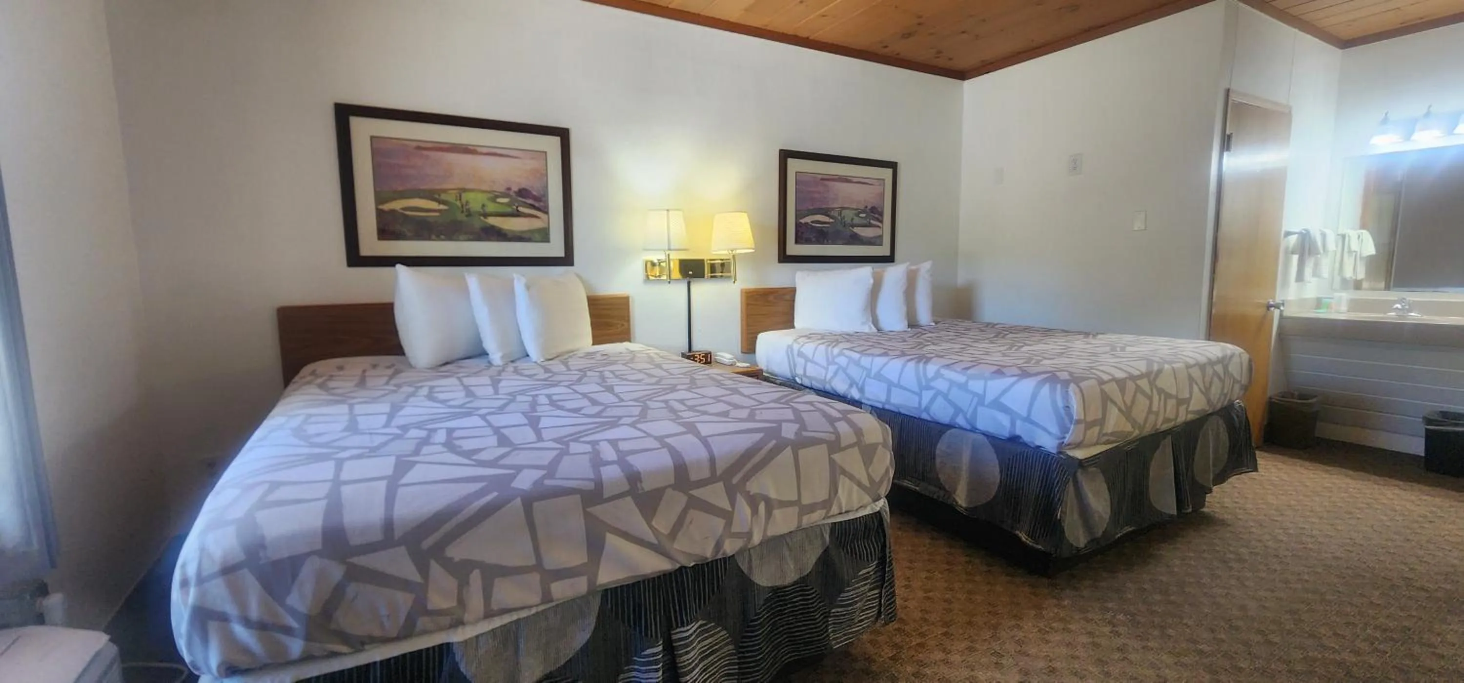 Bed in Lantern Motel