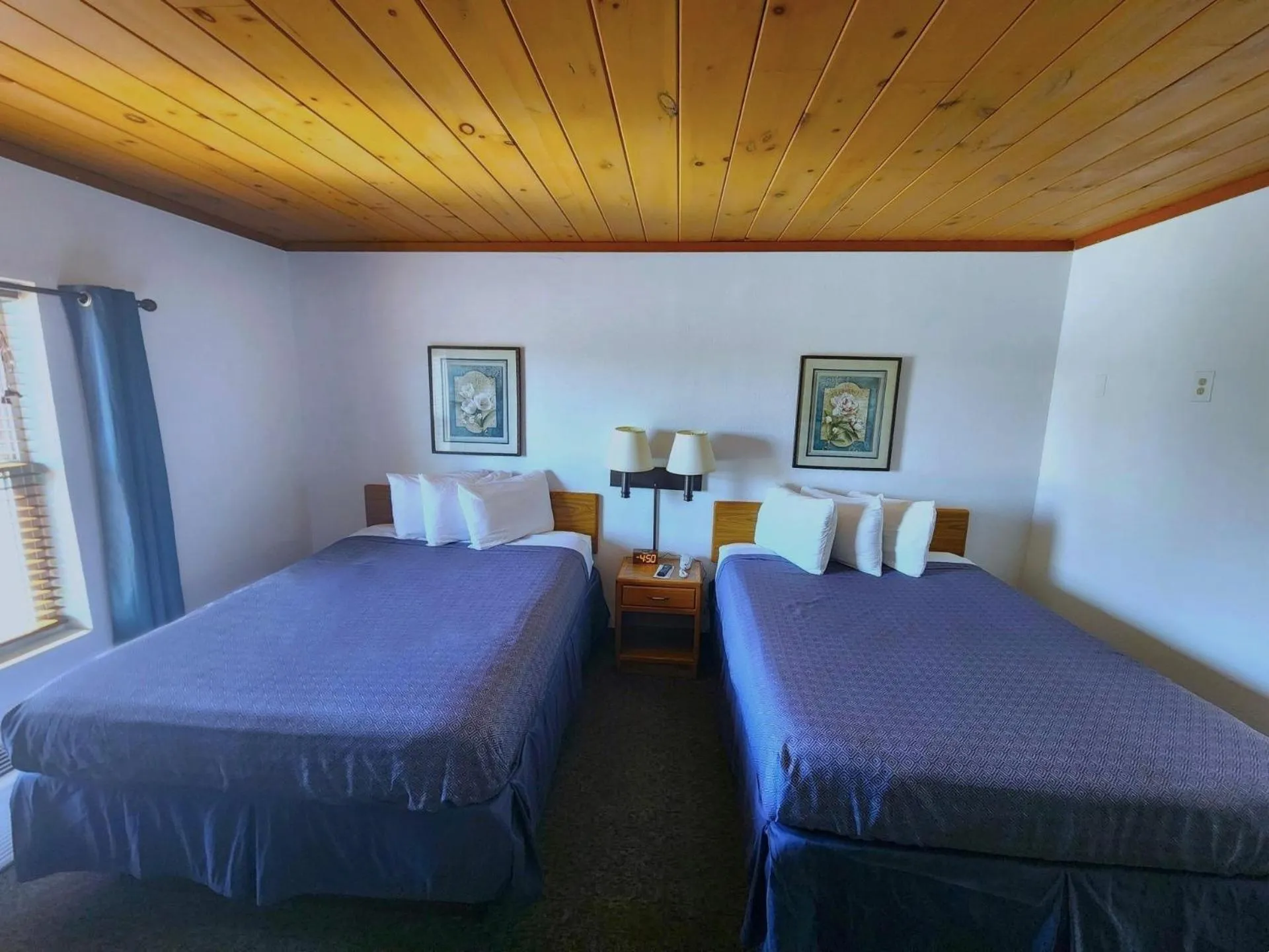 Bed in Lantern Motel