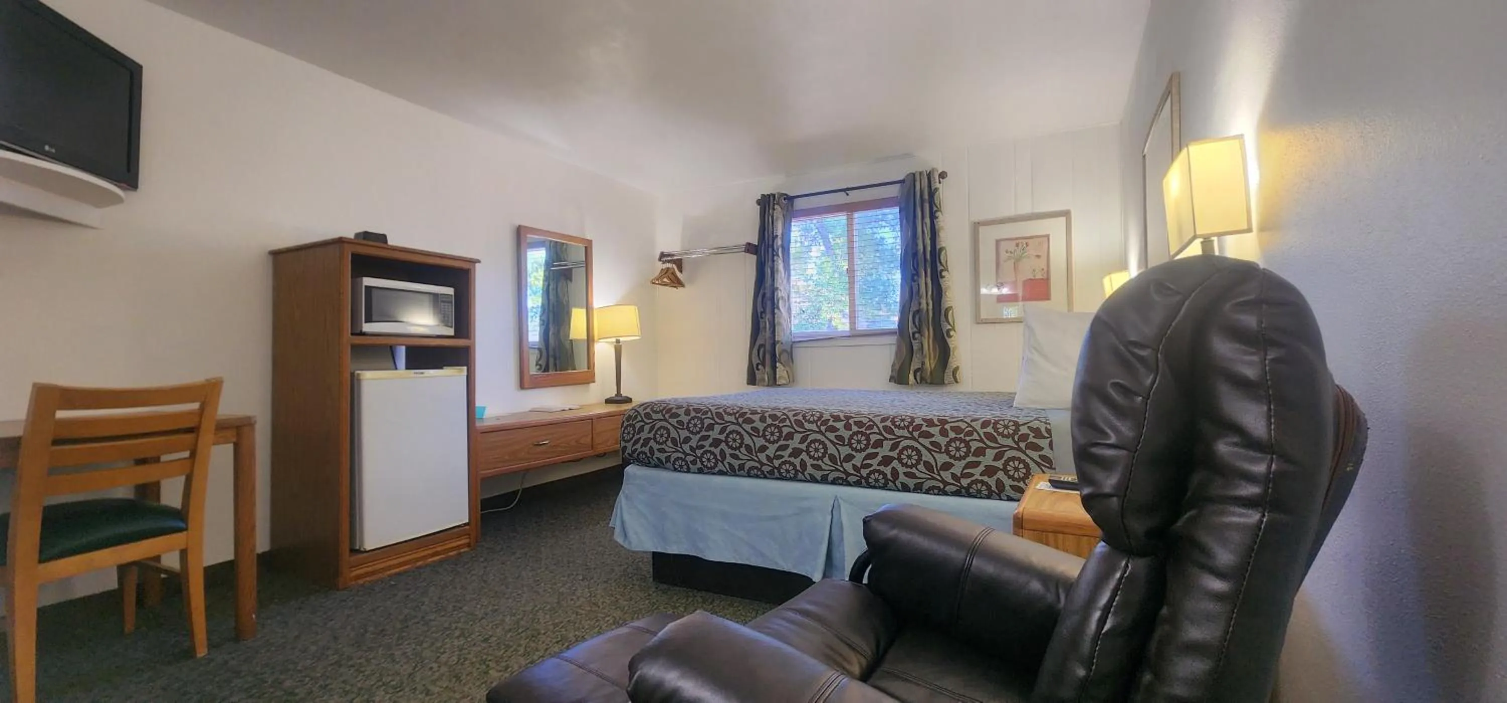 Bed in Lantern Motel