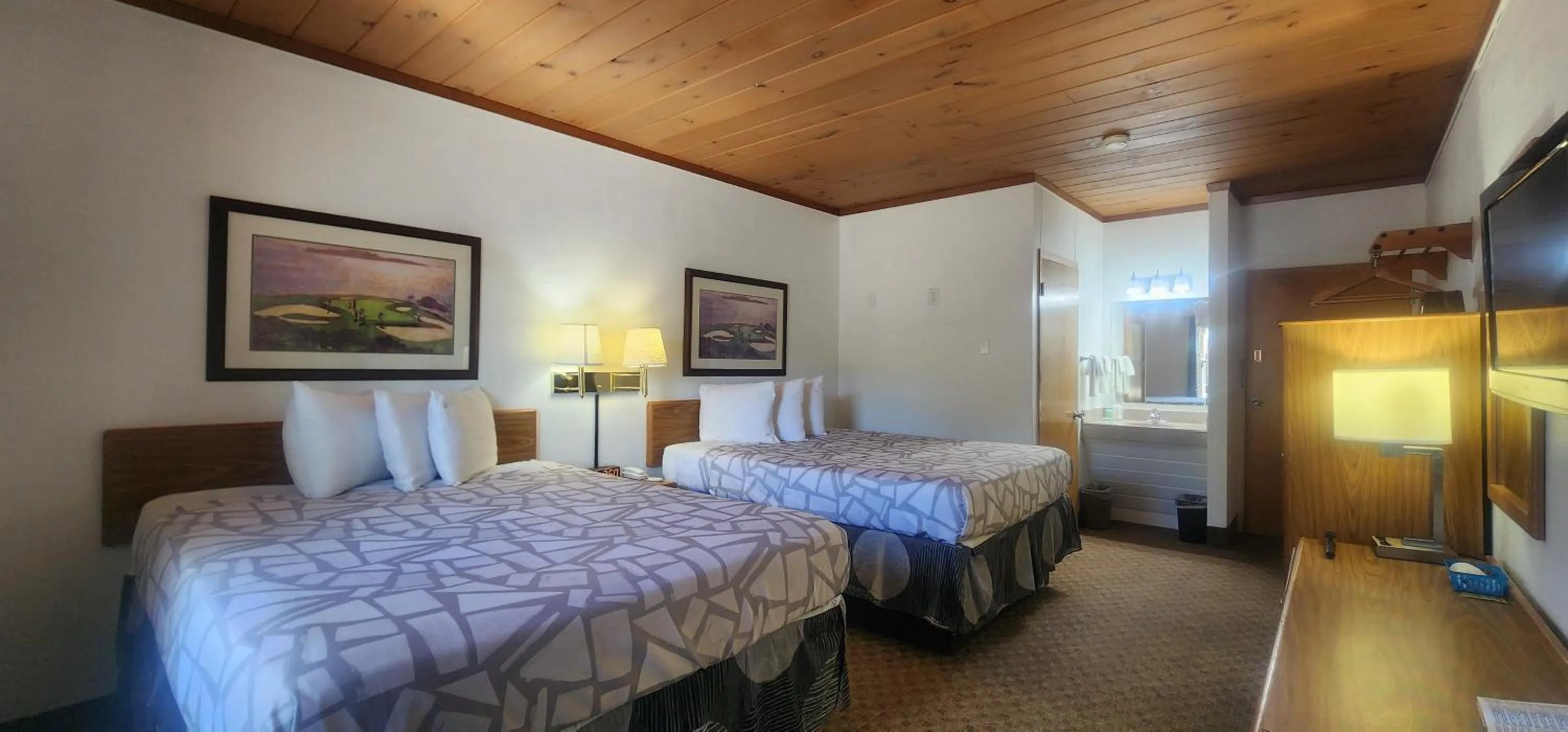 Bed in Lantern Motel