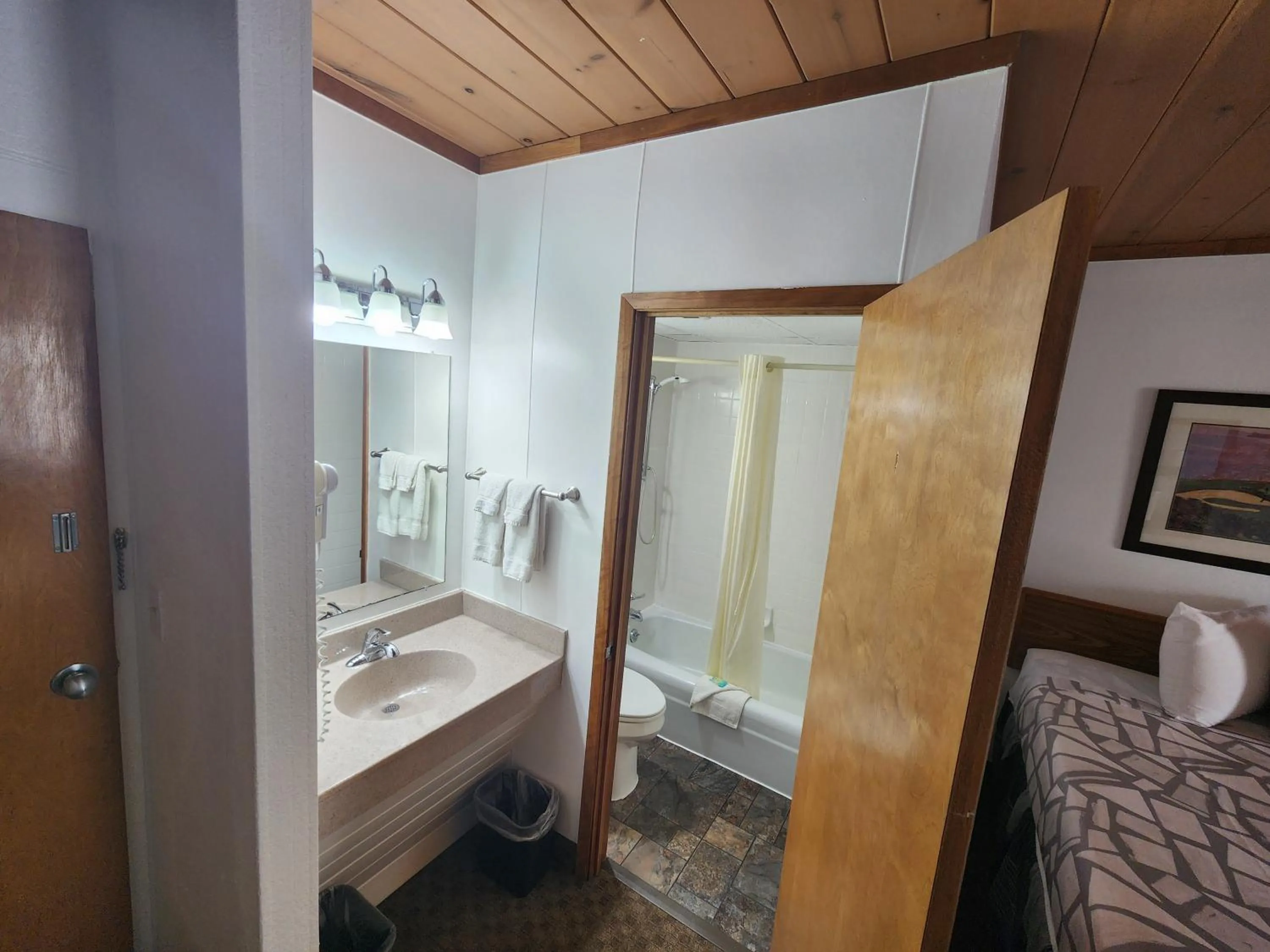 Bed in Lantern Motel