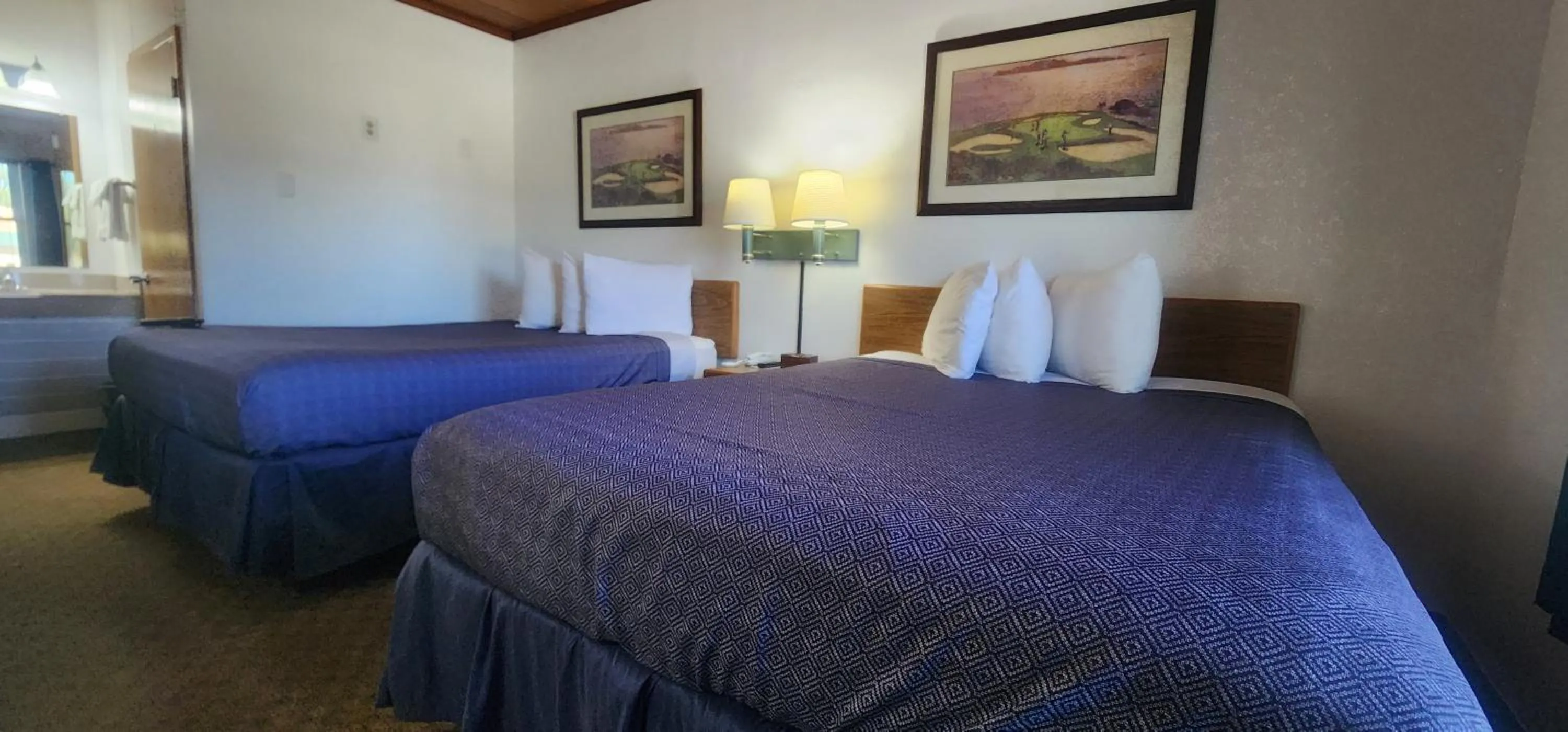 Bed in Lantern Motel