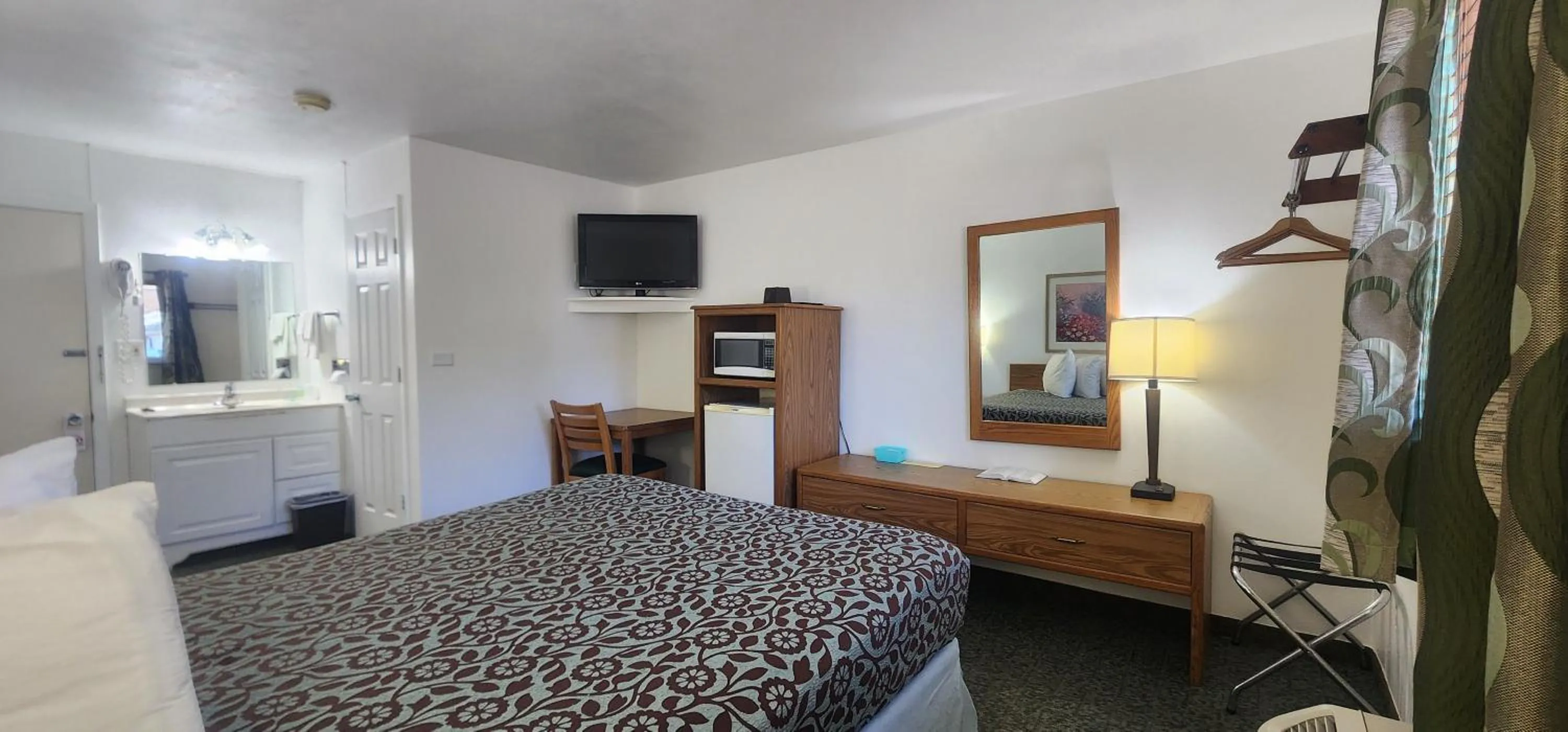 Bed in Lantern Motel