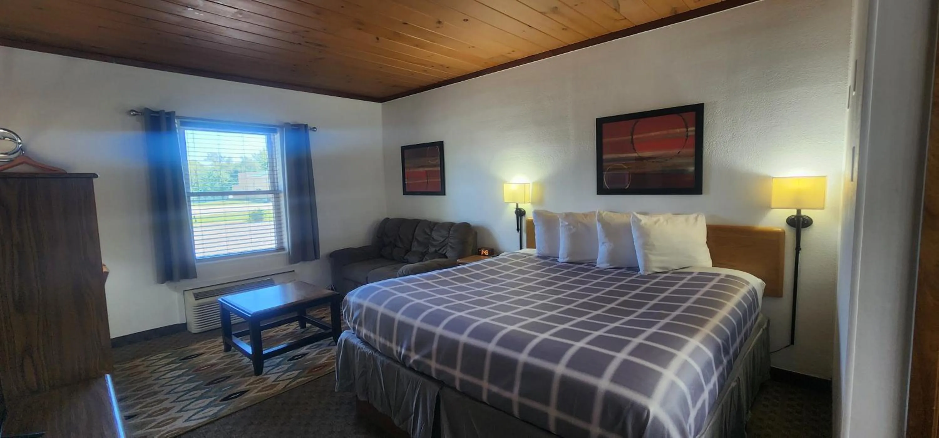 Bed in Lantern Motel