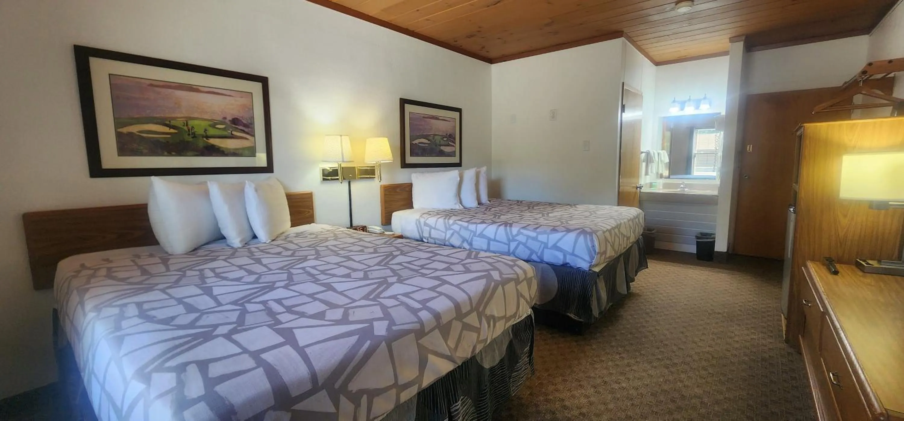 Bed in Lantern Motel