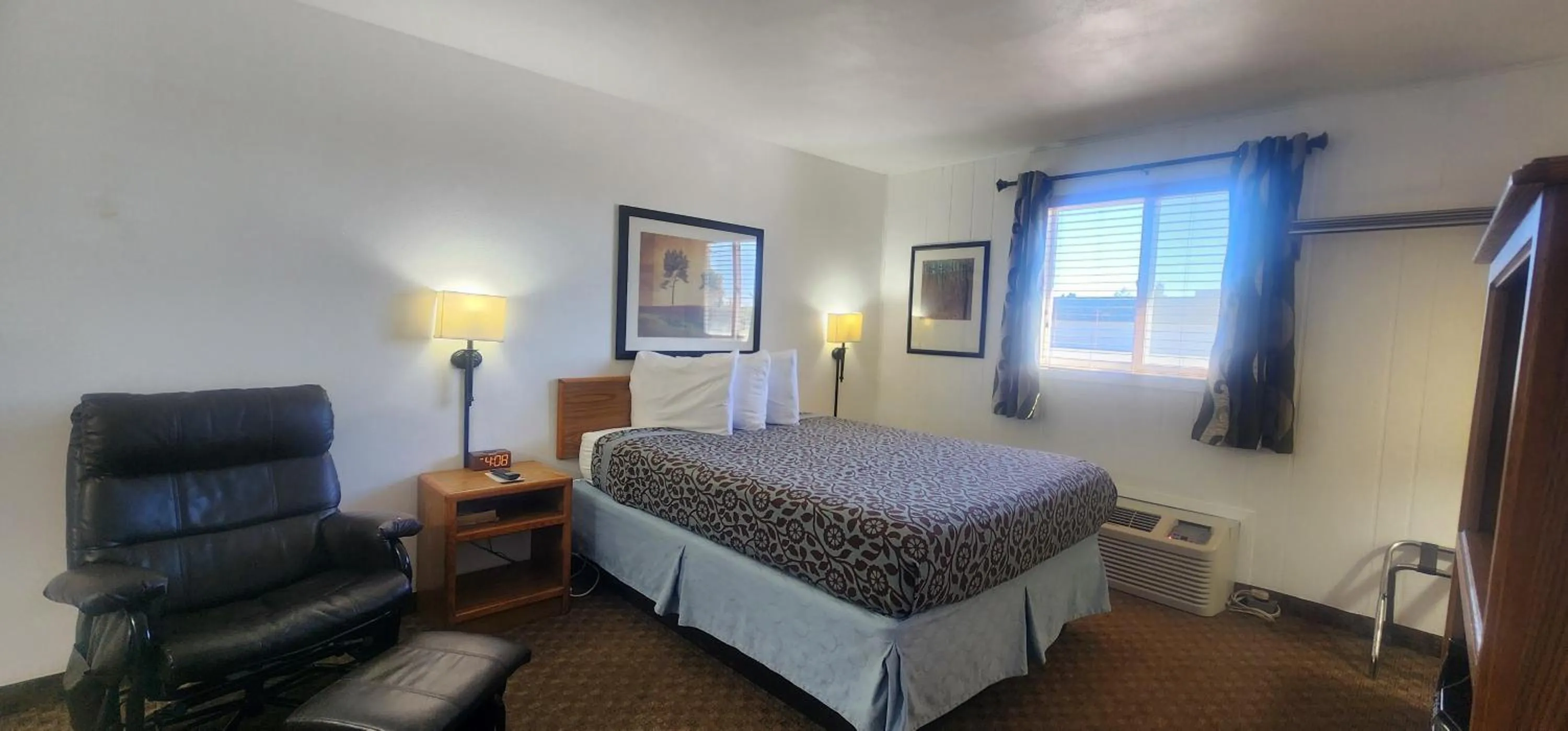 Bed in Lantern Motel