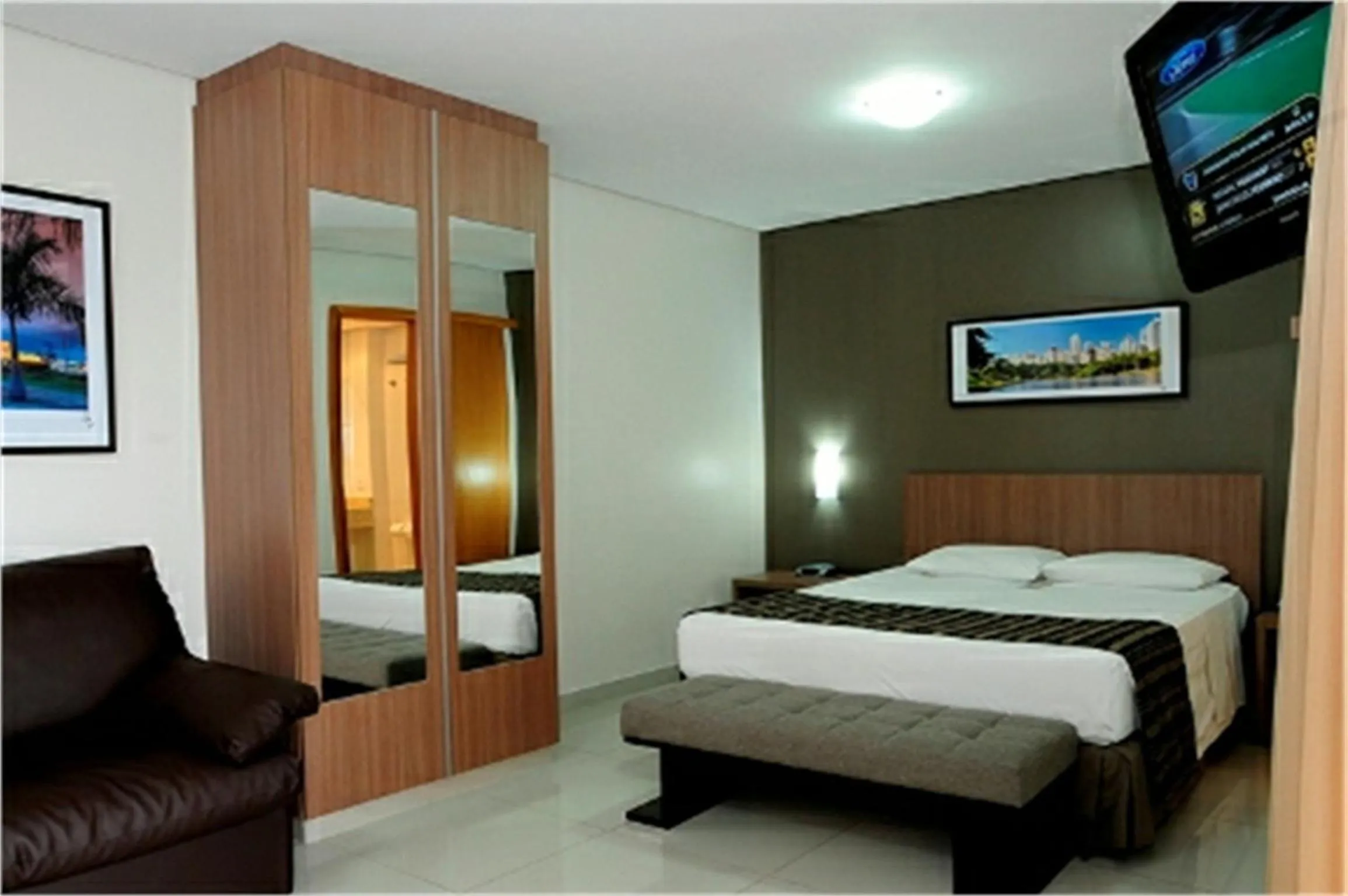 Photo of the whole room in Bristol Evidence Hotel