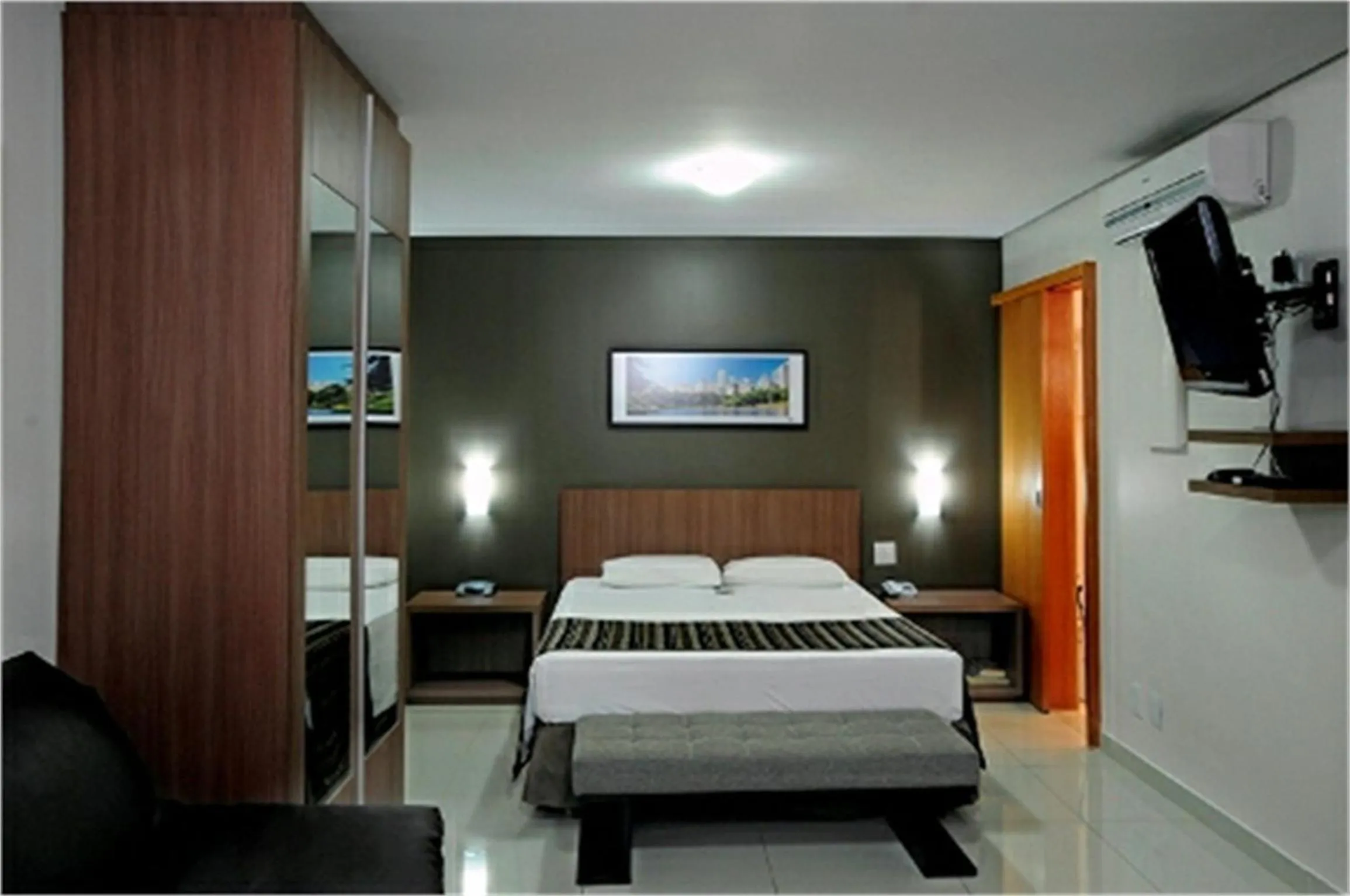 Photo of the whole room in Bristol Evidence Hotel