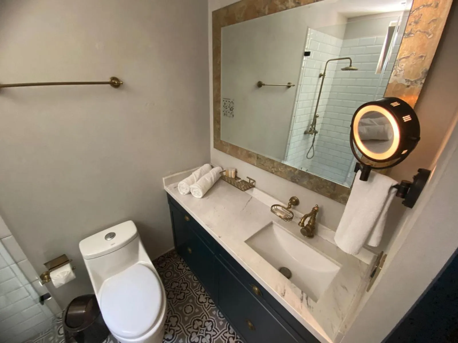 Shower in Hotel Verbena