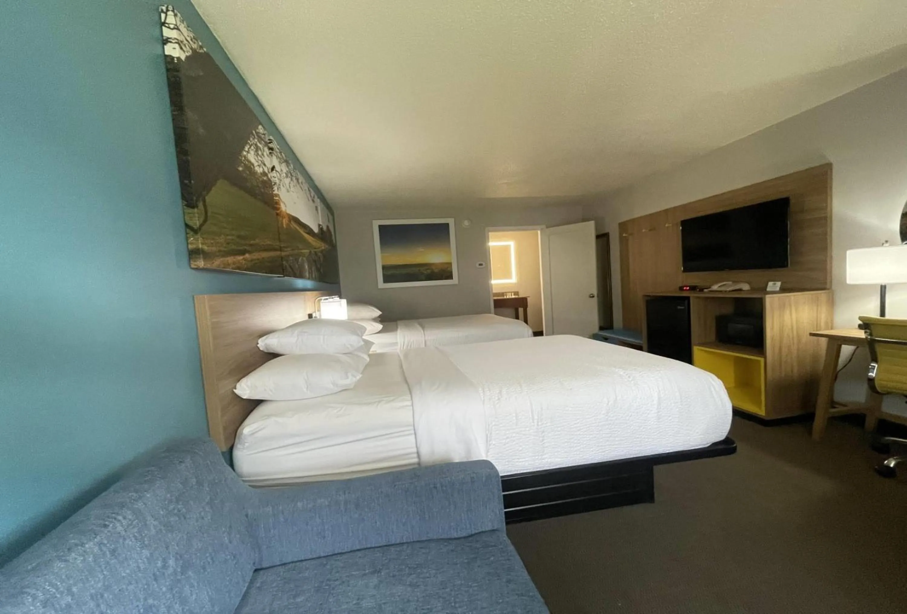 Photo of the whole room, Bed in Days Inn & Suites by Wyndham York