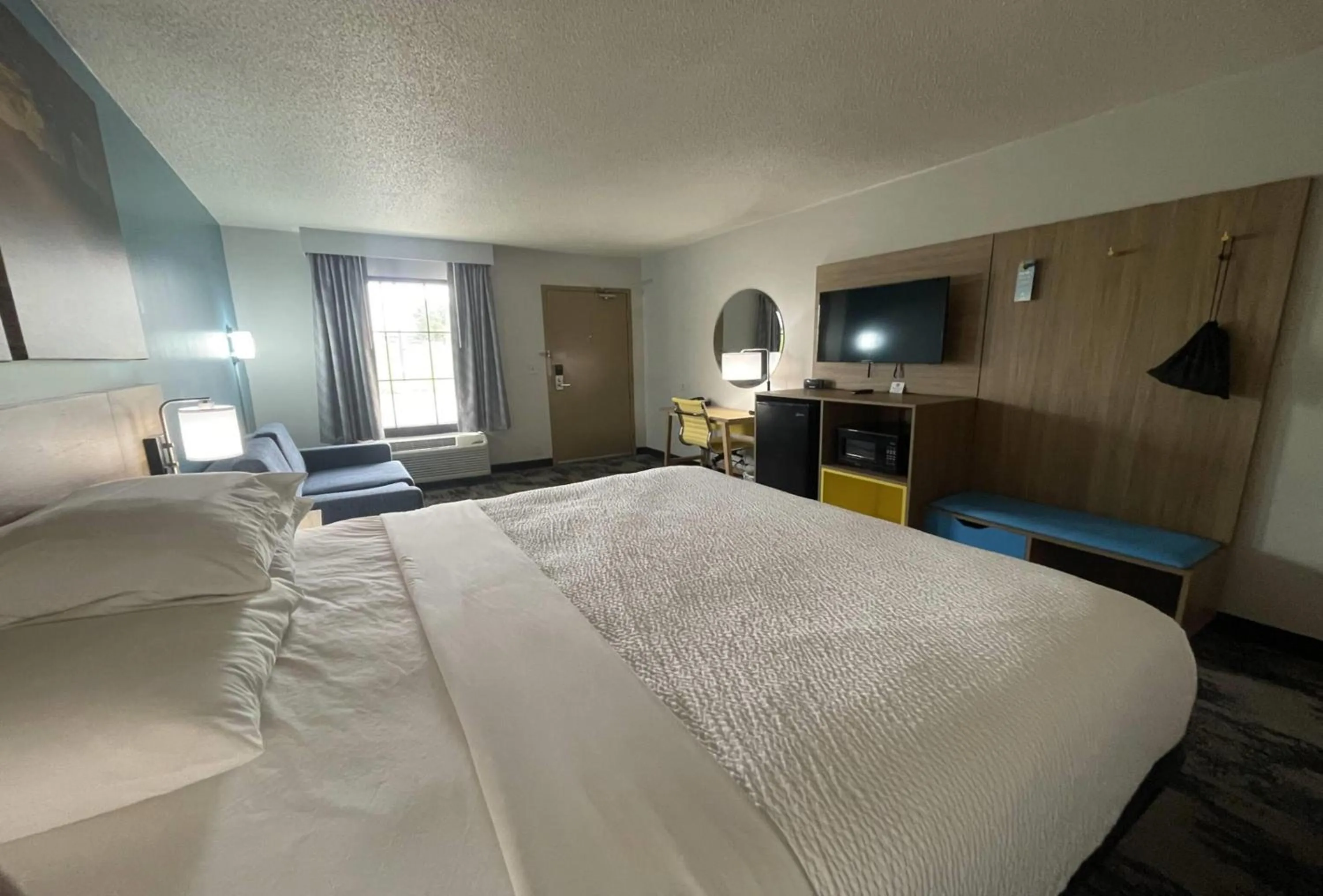 Photo of the whole room, Bed in Days Inn & Suites by Wyndham York