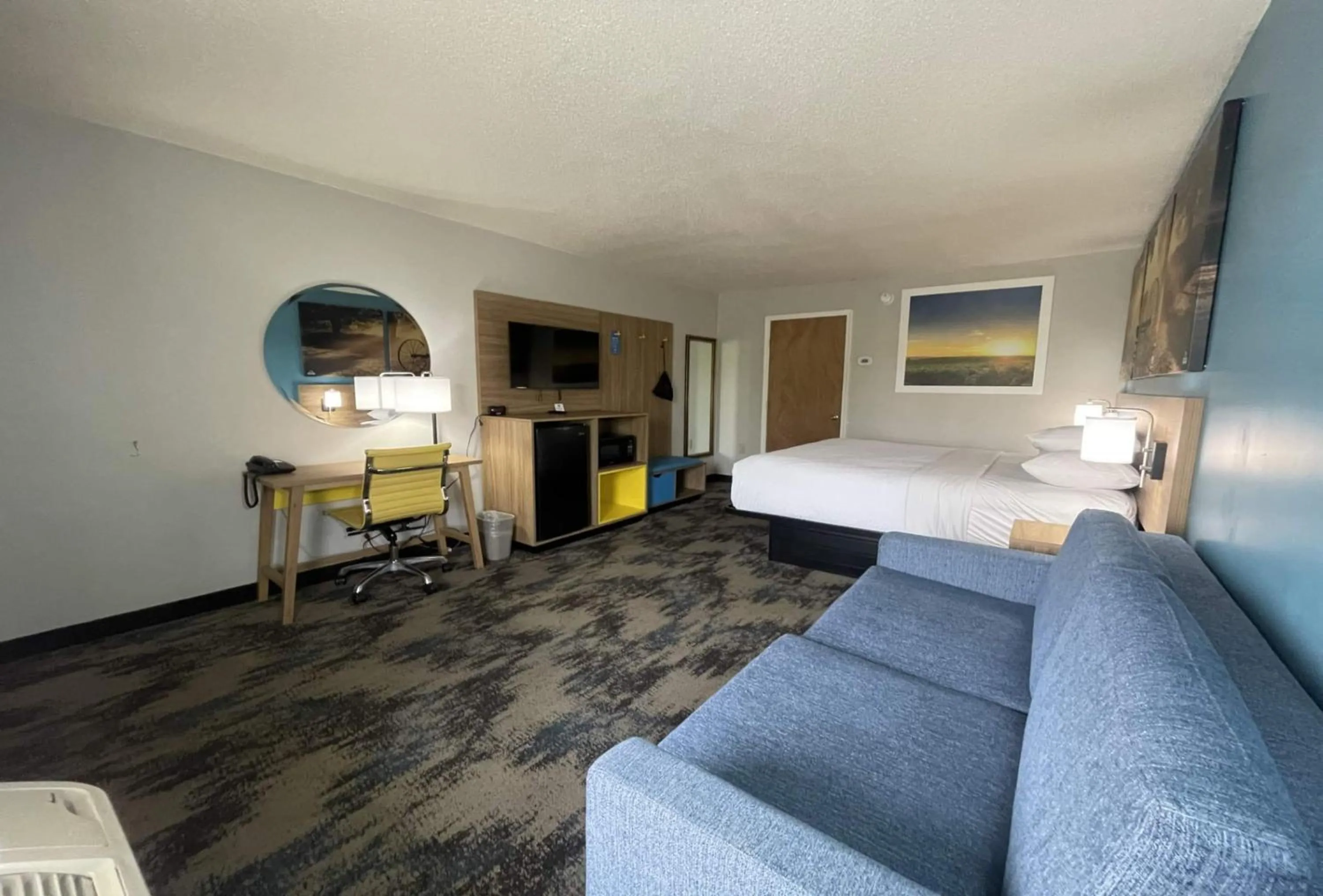 Photo of the whole room, Bed in Days Inn & Suites by Wyndham York