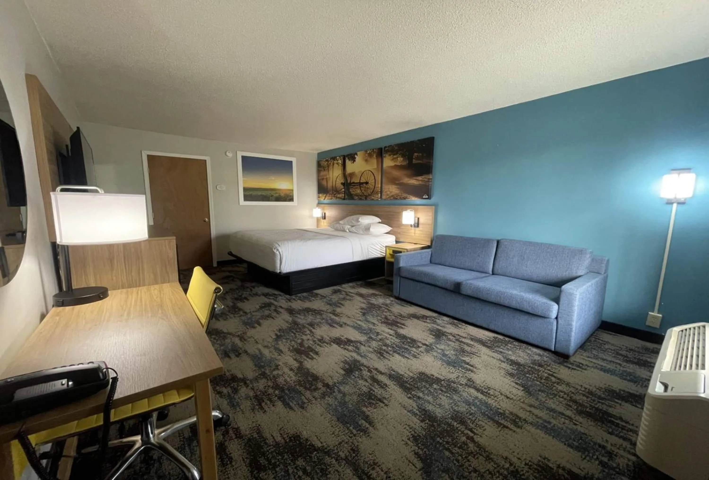 Photo of the whole room, Bed in Days Inn & Suites by Wyndham York