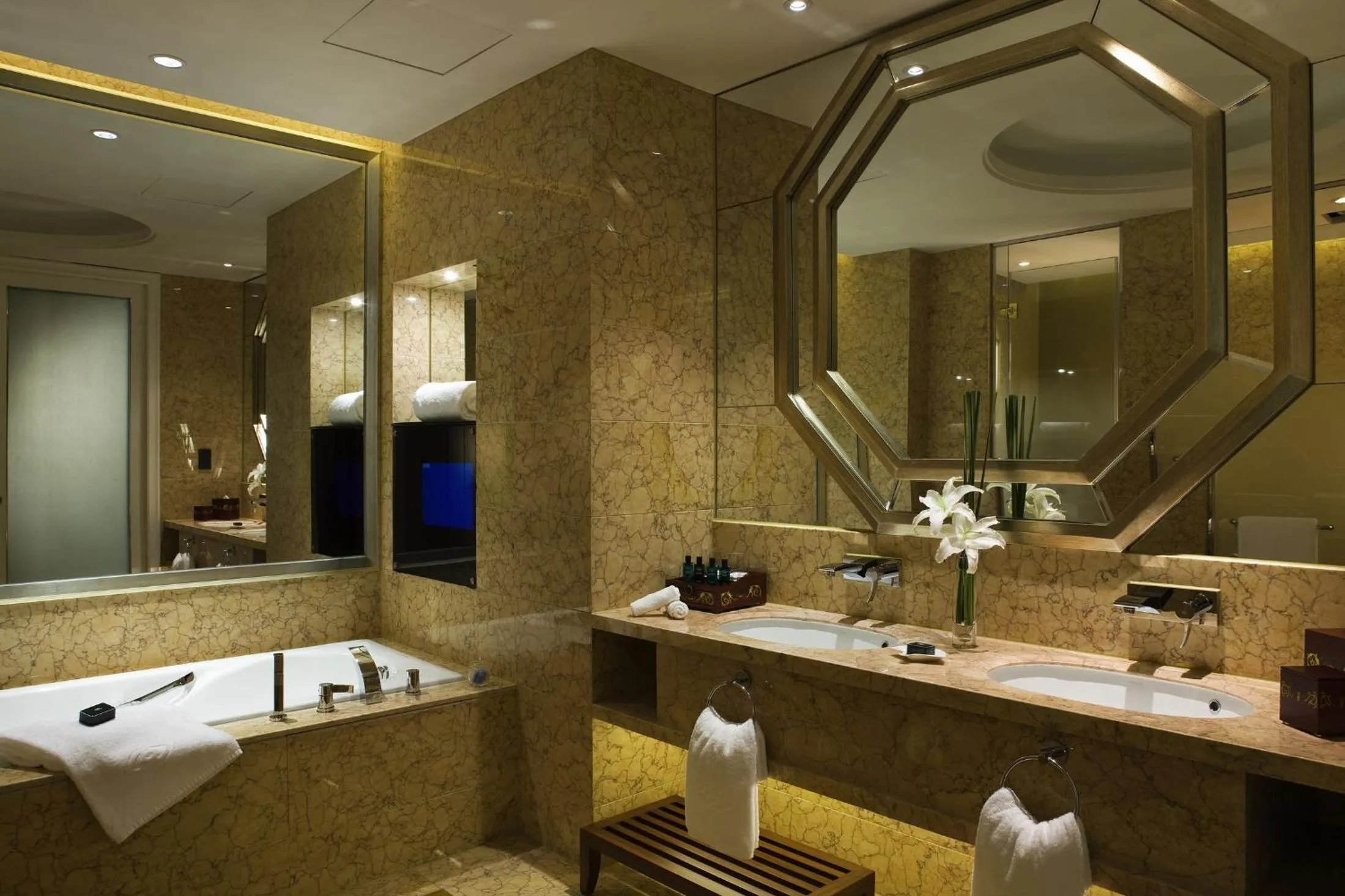 Bathroom in Hotel Shanghai Sheshan Oriental - Handwritten Collection