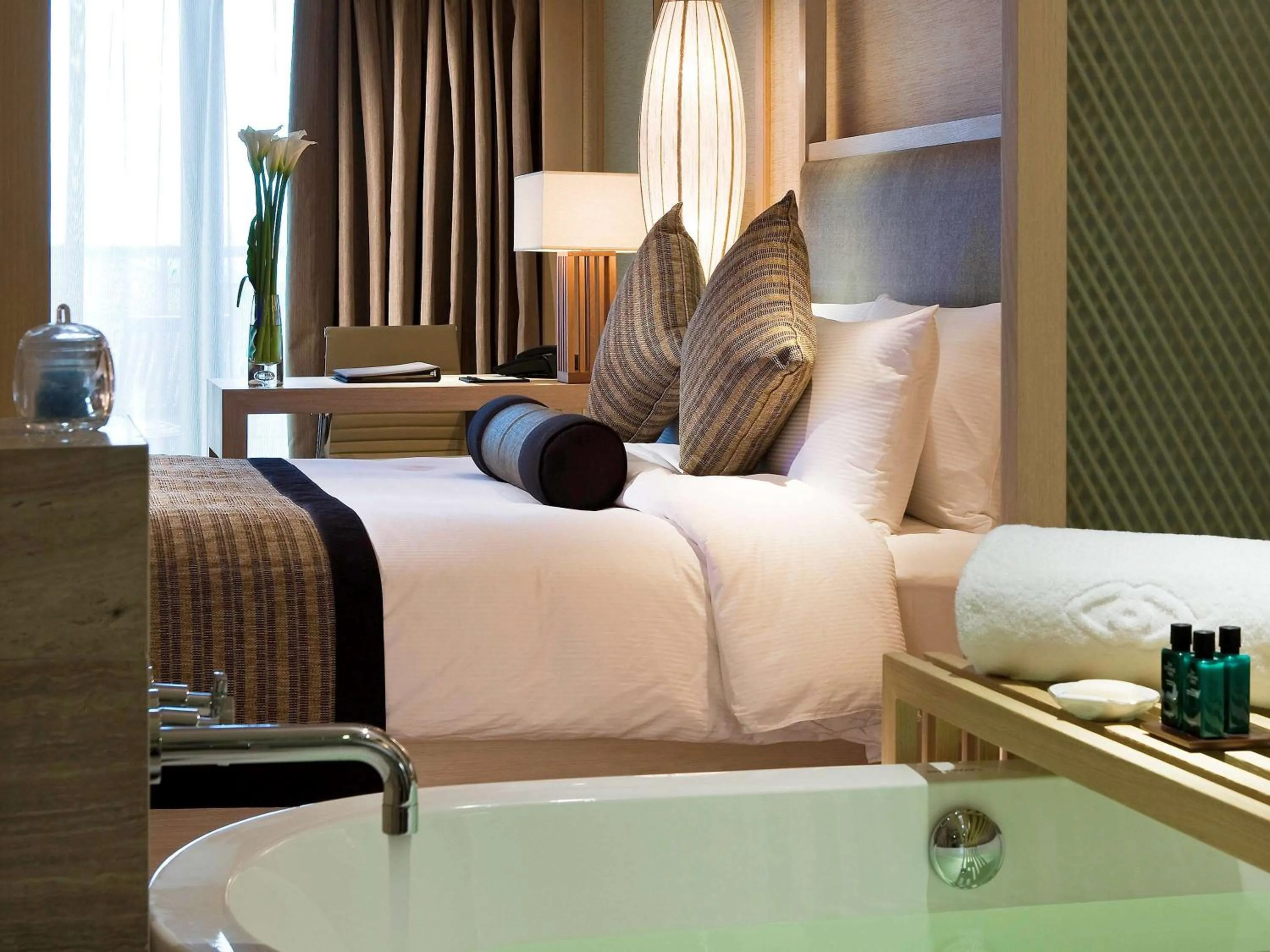 Photo of the whole room, Bed in Hotel Shanghai Sheshan Oriental - Handwritten Collection