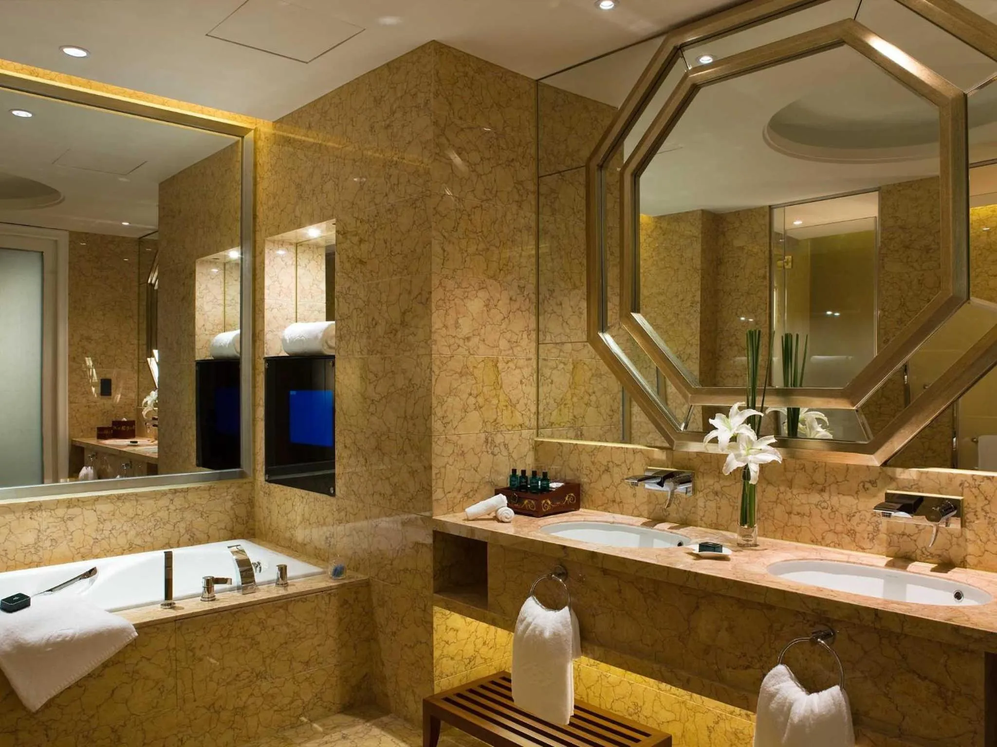 Bathroom in Hotel Shanghai Sheshan Oriental - Handwritten Collection