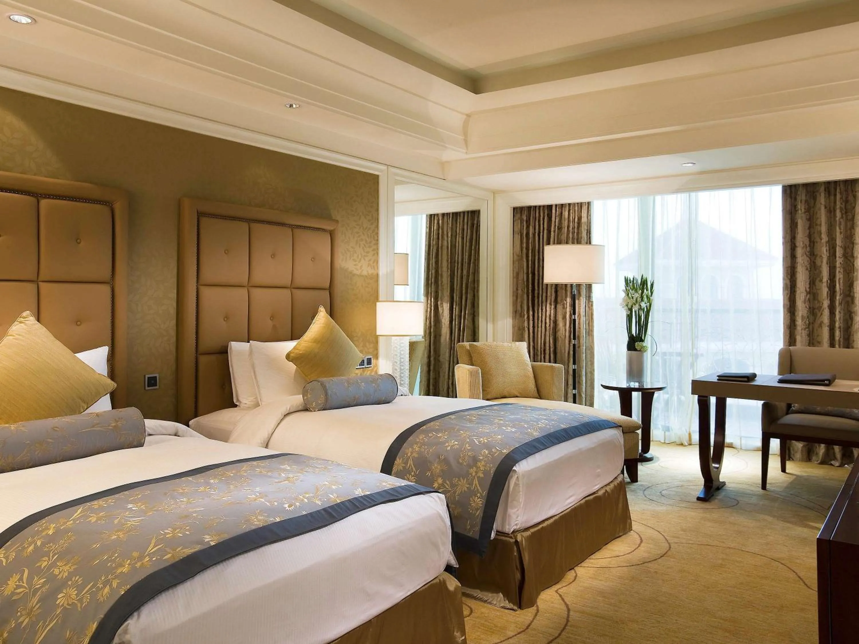 Photo of the whole room, Bed in Hotel Shanghai Sheshan Oriental - Handwritten Collection