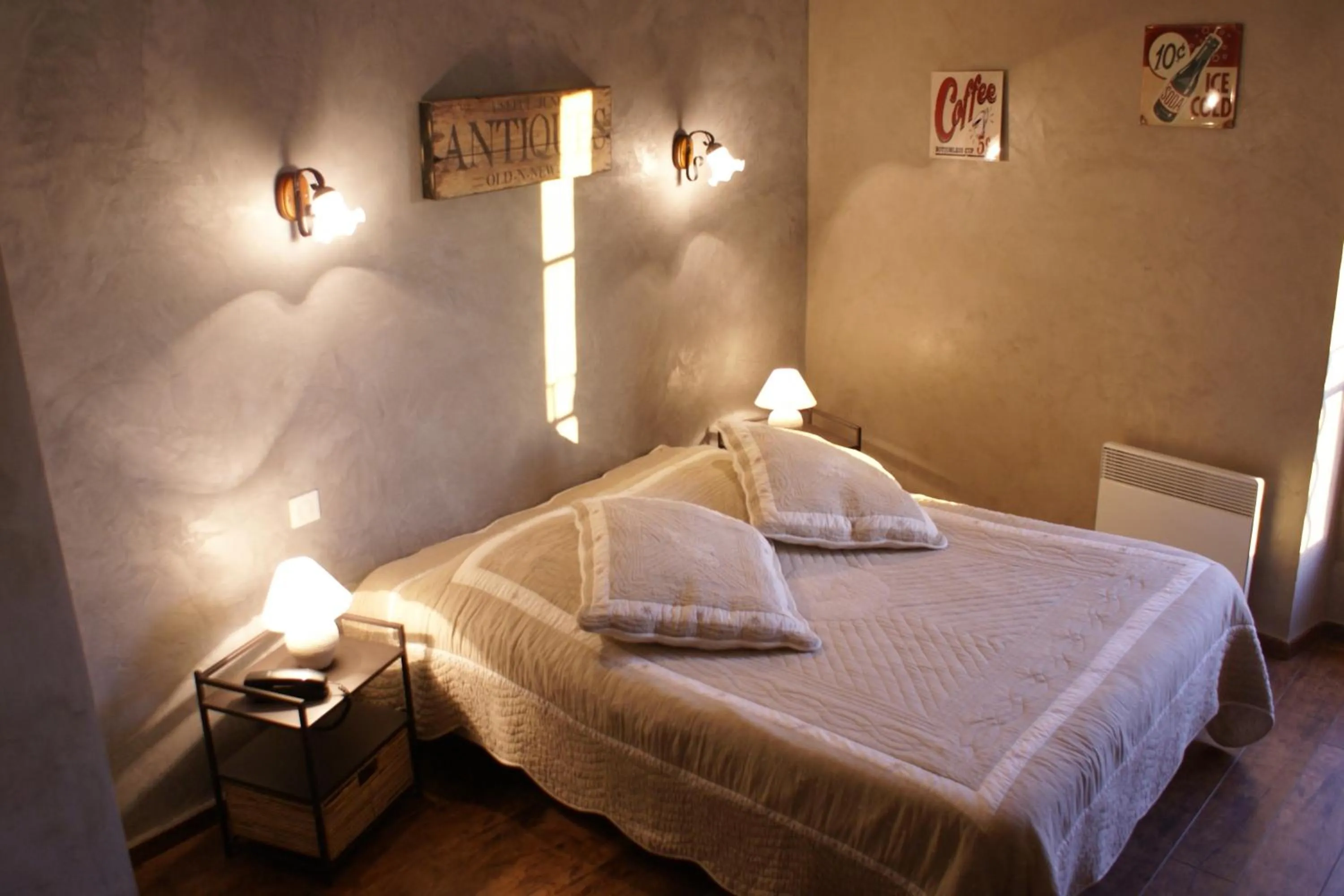 Photo of the whole room, Bed in Le Crillon