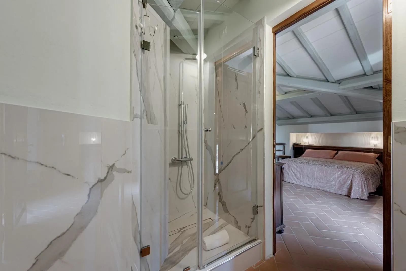 Shower, Bed in Locanda Poggioleone